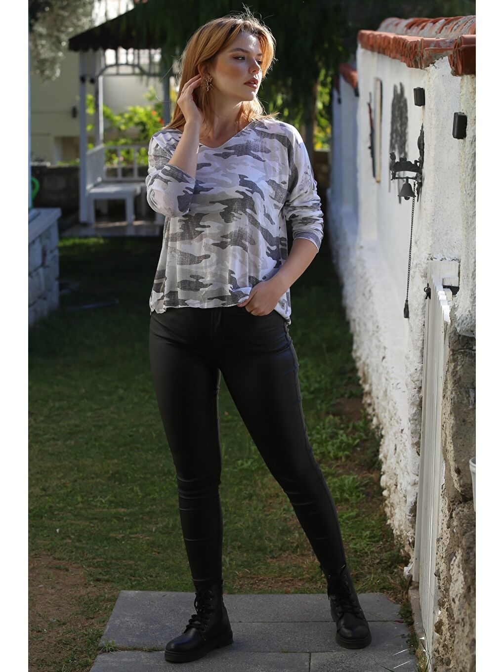 İtalyan Beyaz V Yaka Uzun Kol Kamuflaj İnce Yaka Ve Etek Ucu Lurex İpli Casual Triko Bluz 68 65-5