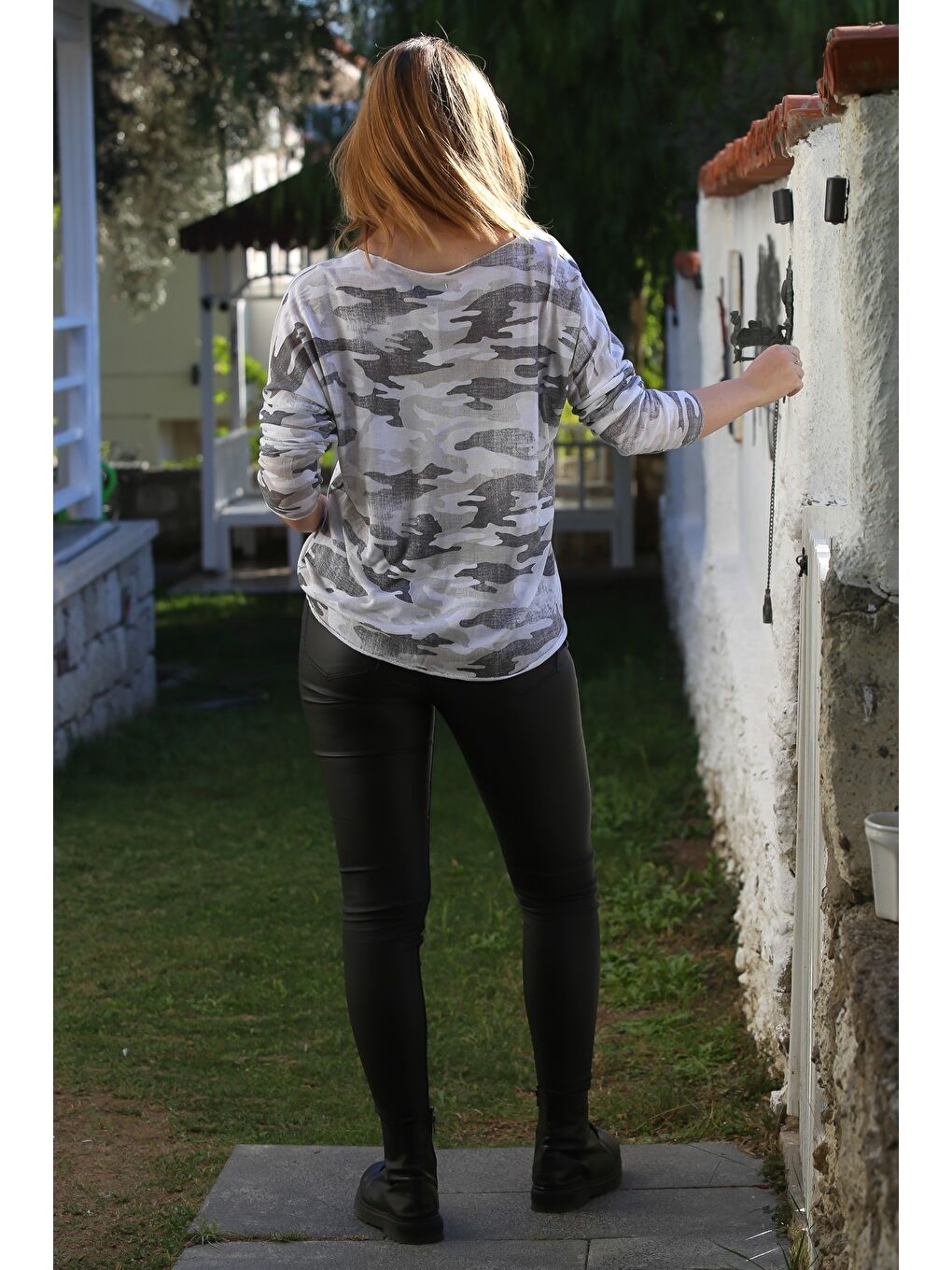 İtalyan Beyaz V Yaka Uzun Kol Kamuflaj İnce Yaka Ve Etek Ucu Lurex İpli Casual Triko Bluz 68 65-6