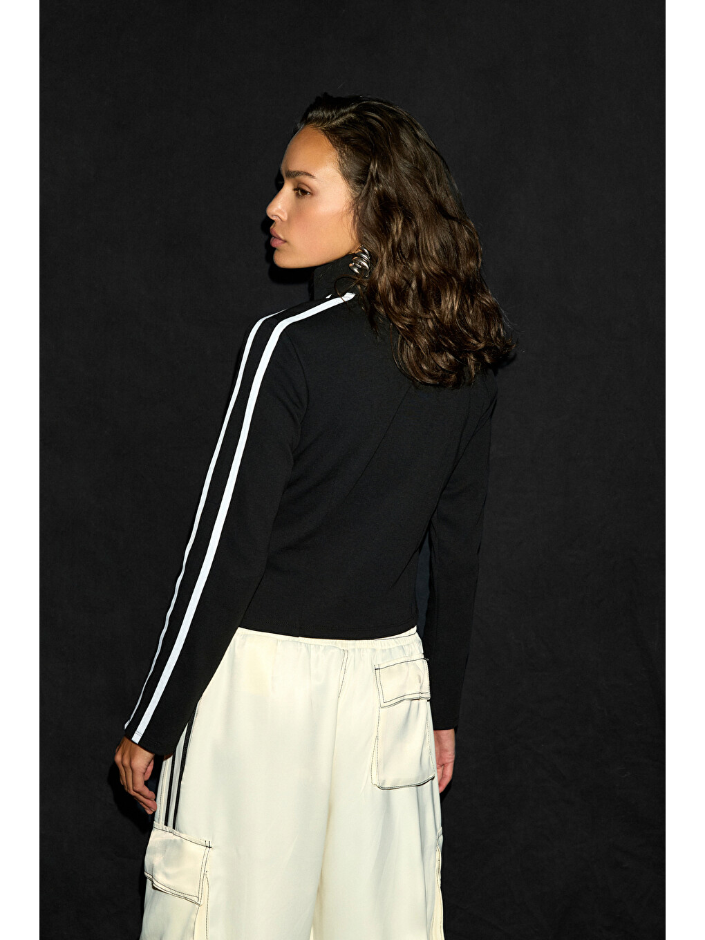 Neolıne Kadın Arma Ve Baskı Detaylı Kolları Şeritli Siyah Sweatshirt-5