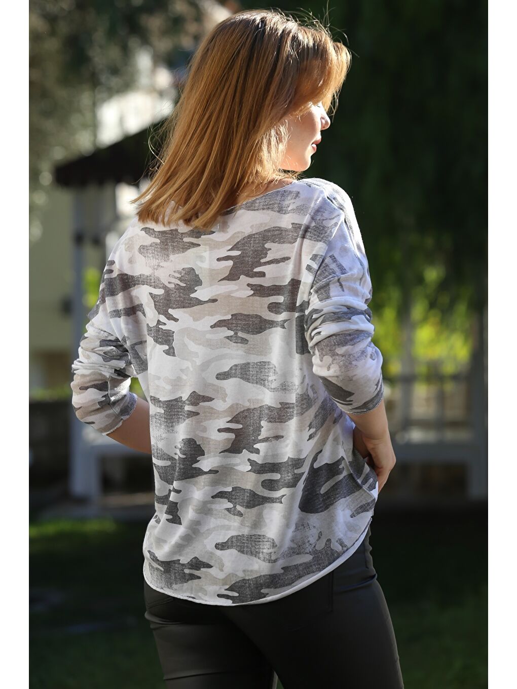 İtalyan Beyaz V Yaka Uzun Kol Kamuflaj İnce Yaka Ve Etek Ucu Lurex İpli Casual Triko Bluz 68 65-7