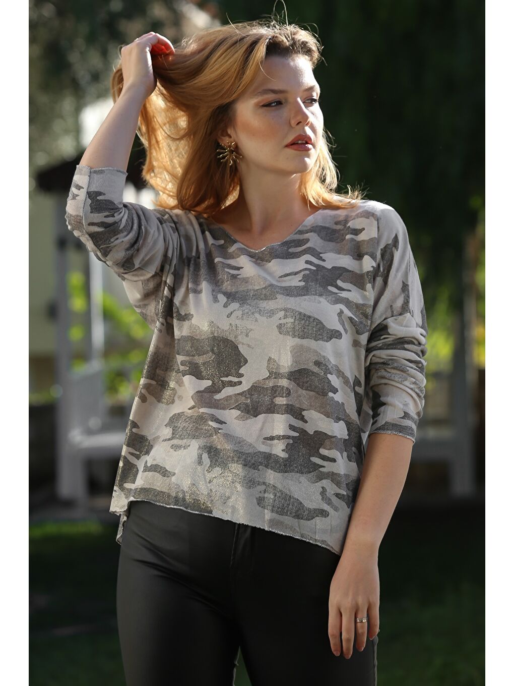 İtalyan Bej V Yaka Uzun Kol Kamuflaj İnce Yaka Ve Etek Ucu Lurex İpli Casual Triko Bluz 68 65