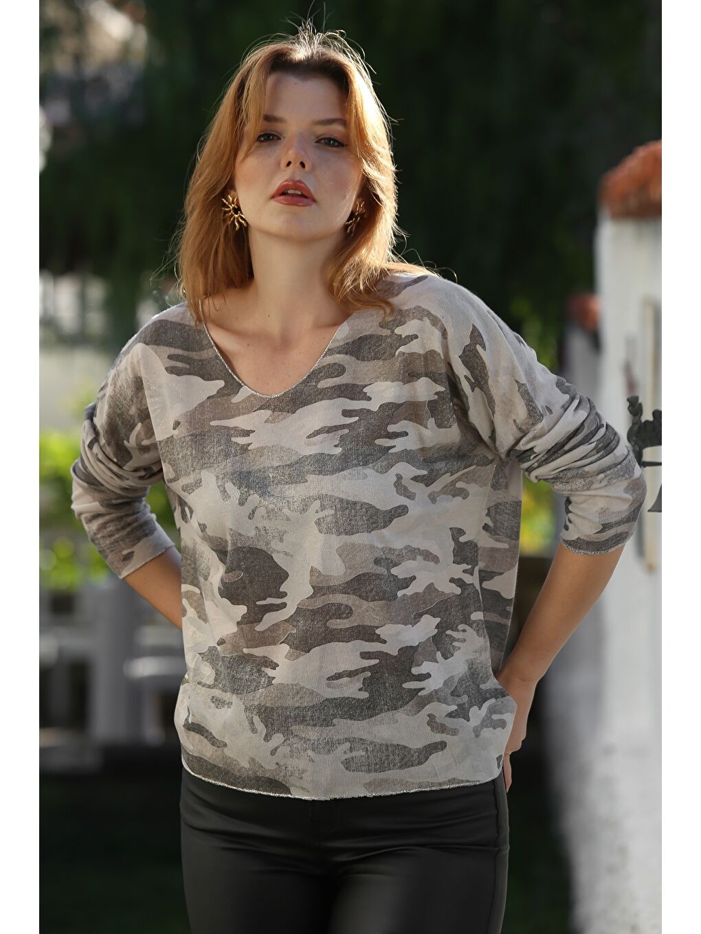 İtalyan Bej V Yaka Uzun Kol Kamuflaj İnce Yaka Ve Etek Ucu Lurex İpli Casual Triko Bluz 68 65-1