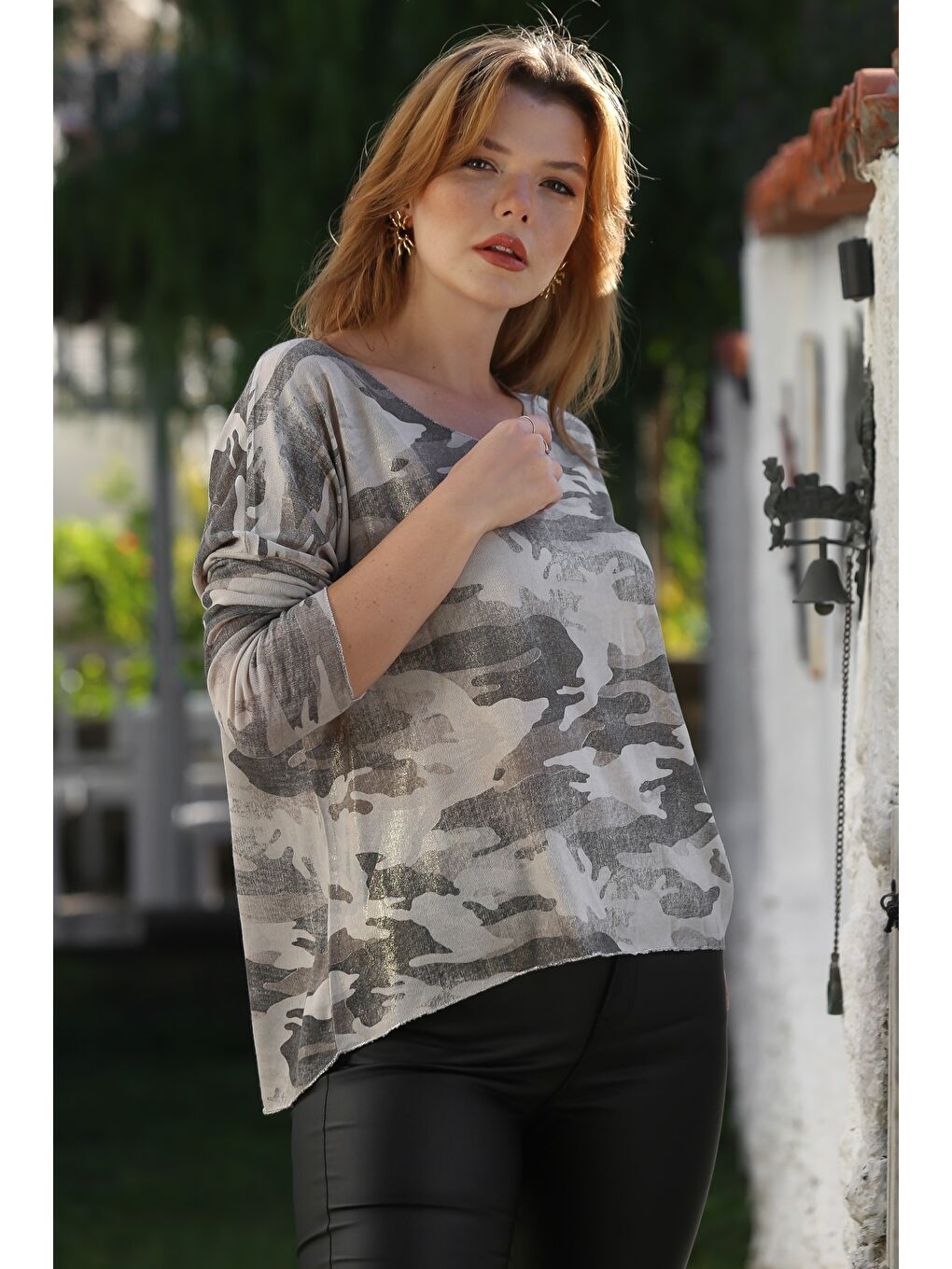 İtalyan Bej V Yaka Uzun Kol Kamuflaj İnce Yaka Ve Etek Ucu Lurex İpli Casual Triko Bluz 68 65-2