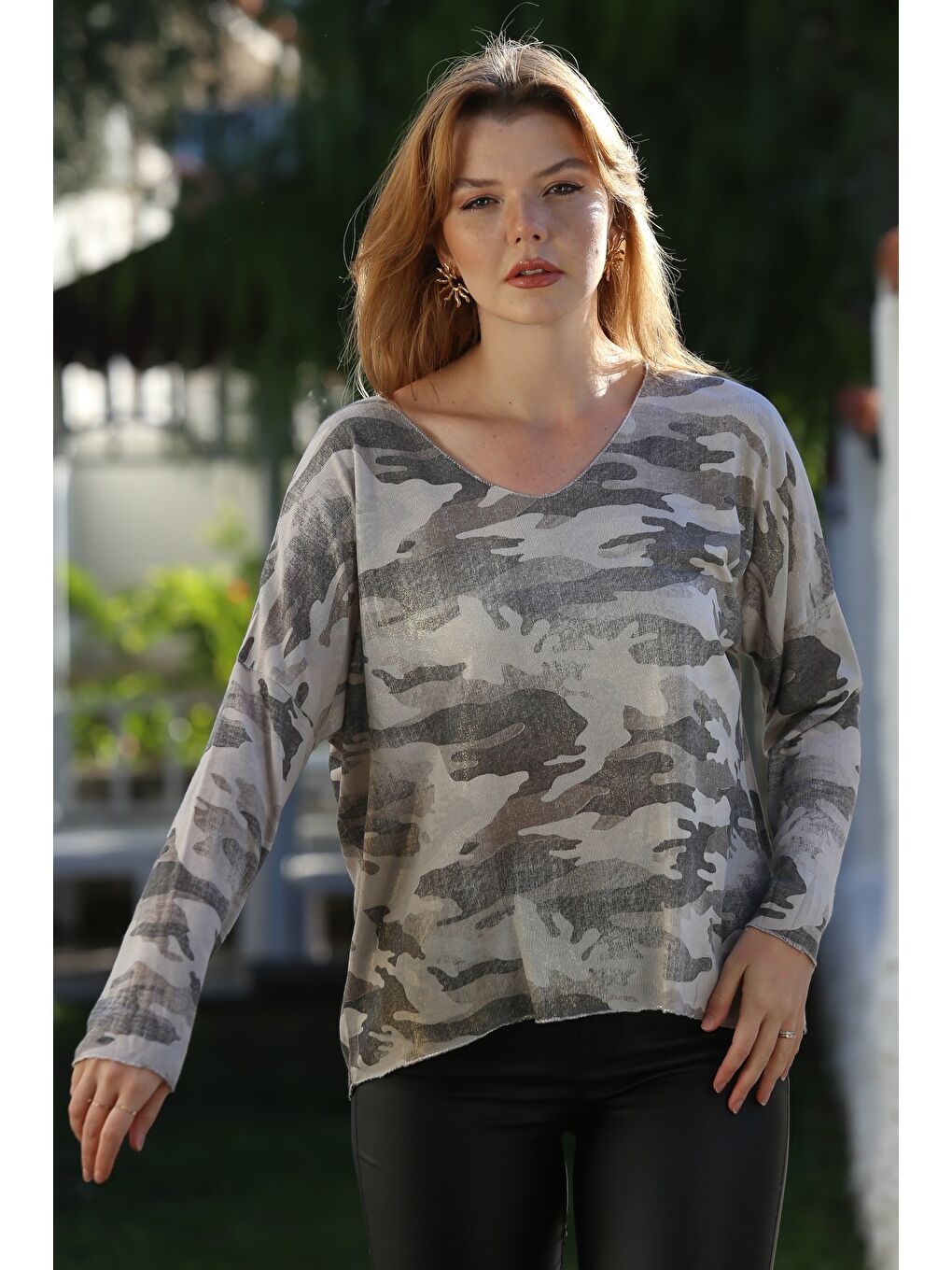 İtalyan Bej V Yaka Uzun Kol Kamuflaj İnce Yaka Ve Etek Ucu Lurex İpli Casual Triko Bluz 68 65-3