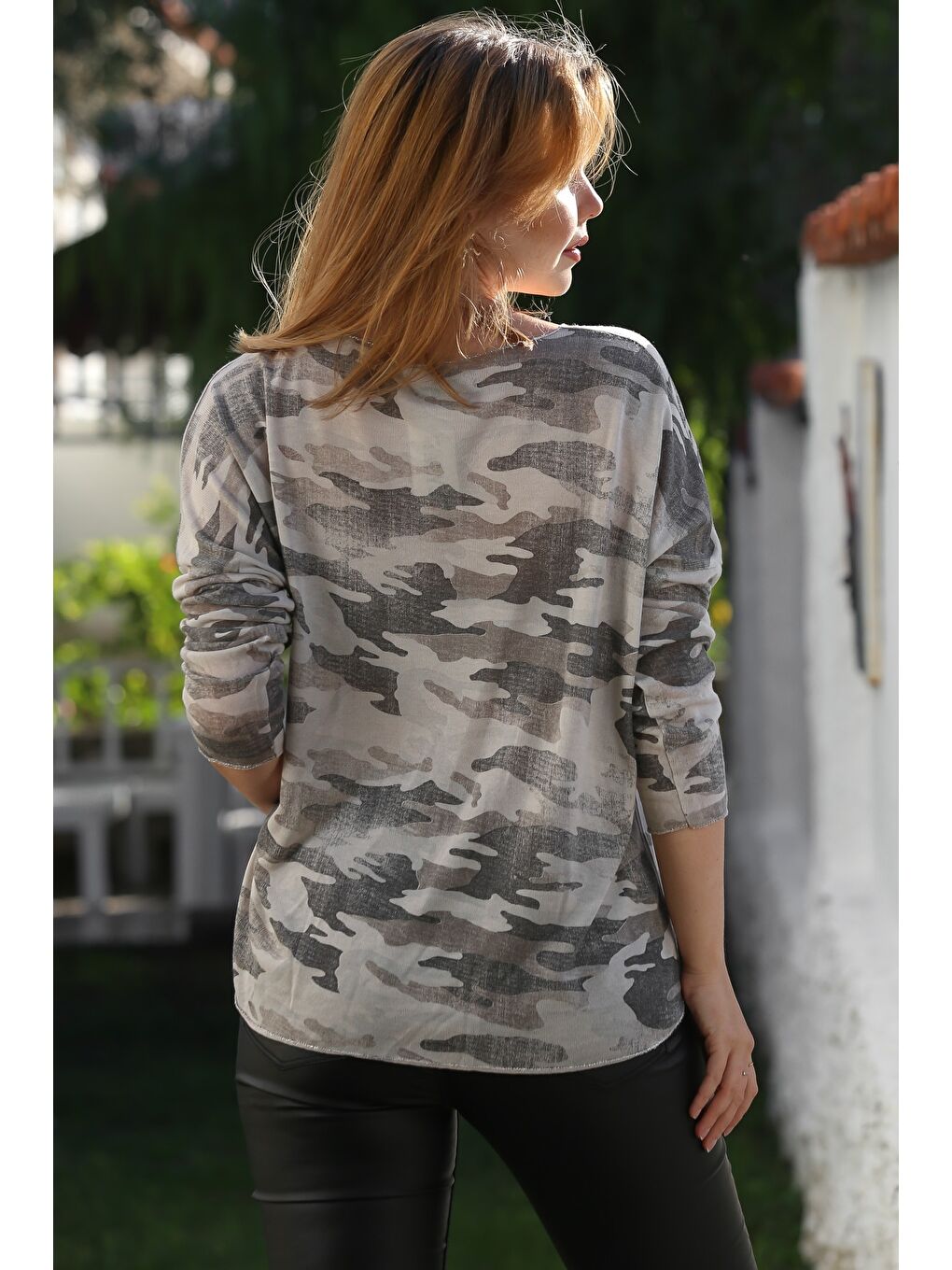 İtalyan Bej V Yaka Uzun Kol Kamuflaj İnce Yaka Ve Etek Ucu Lurex İpli Casual Triko Bluz 68 65-5