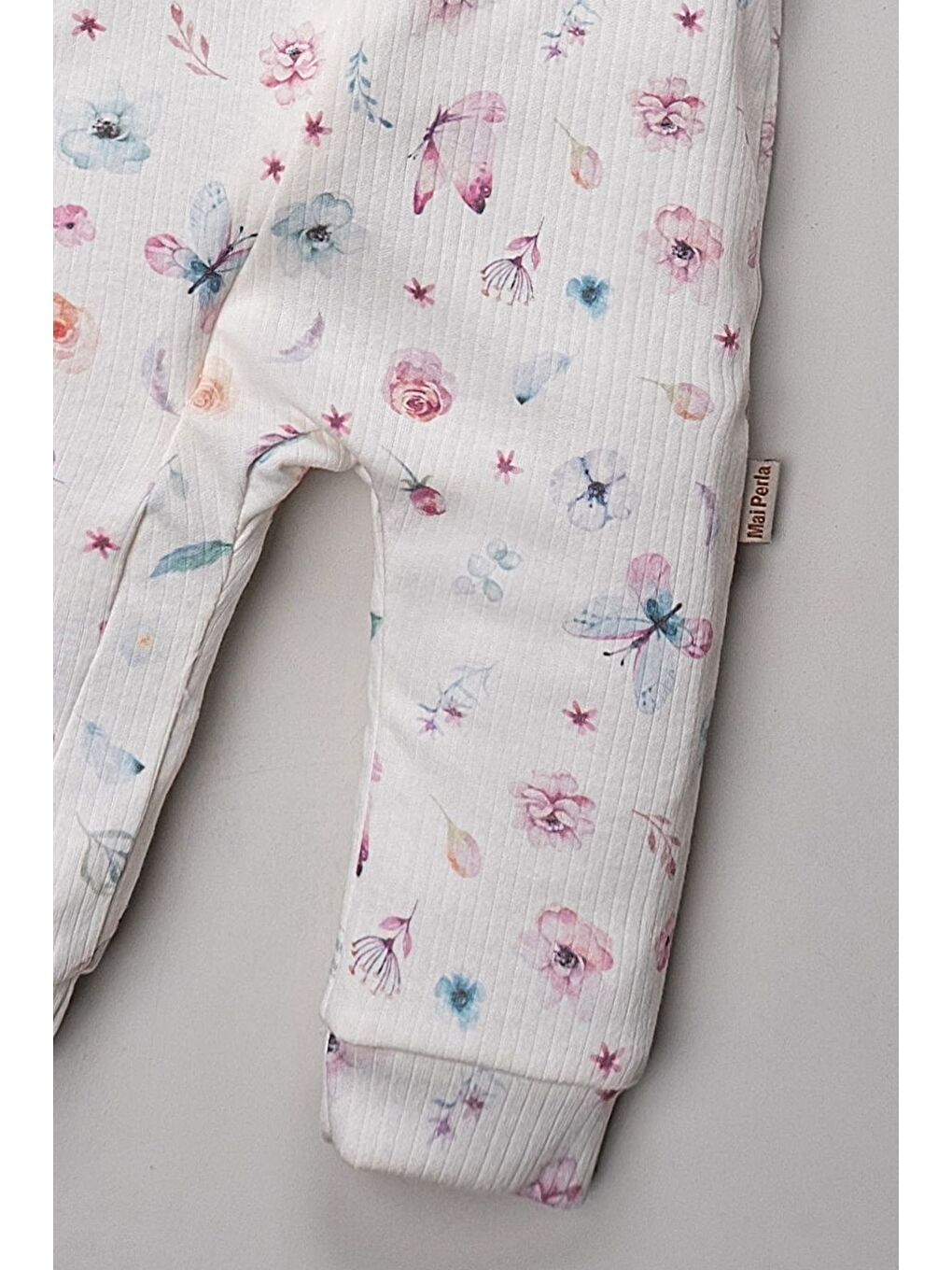 Mor Şapkalı 2 Parça Çiçek Desenli Organik Gizli Fermuarlı Kız Bebek Tulumu-1