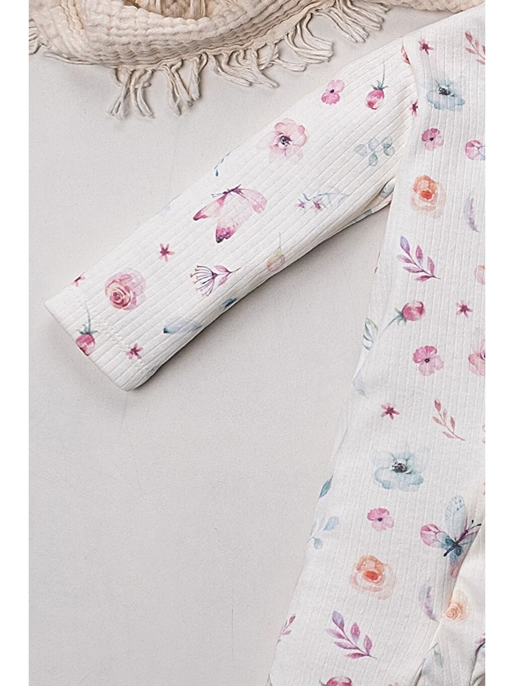 Mor Şapkalı 2 Parça Çiçek Desenli Organik Gizli Fermuarlı Kız Bebek Tulumu-2