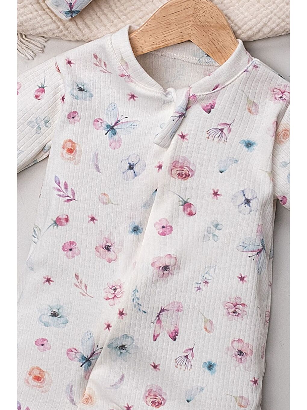 Mor Şapkalı 2 Parça Çiçek Desenli Organik Gizli Fermuarlı Kız Bebek Tulumu-3