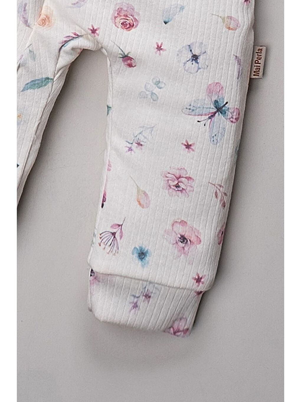 Mor Şapkalı 2 Parça Çiçek Desenli Organik Gizli Fermuarlı Kız Bebek Tulumu-4