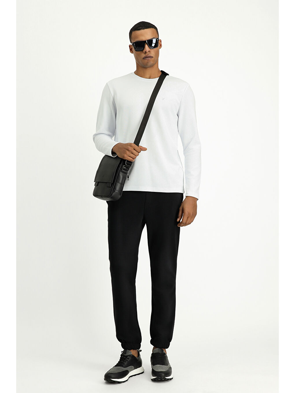 Beyaz Bisiklet Yaka Regular Fit Pamuklu Sweatshirt-1