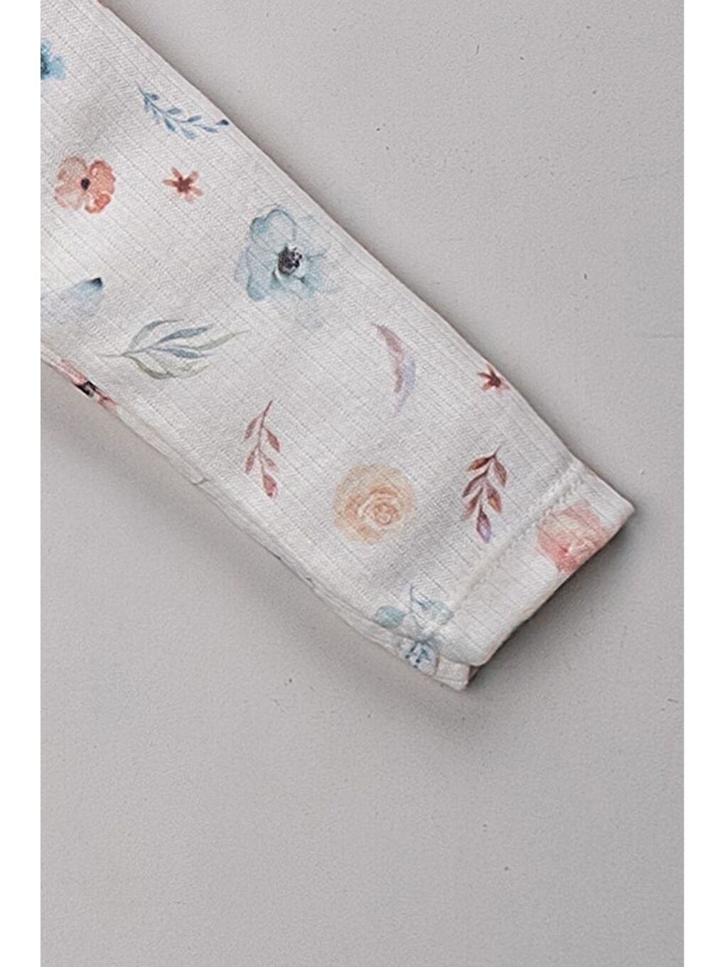 Pembe Şapkalı 2 Parça Çiçek Desenli Organik Gizli Fermuarlı Kız Bebek Tulumu-3