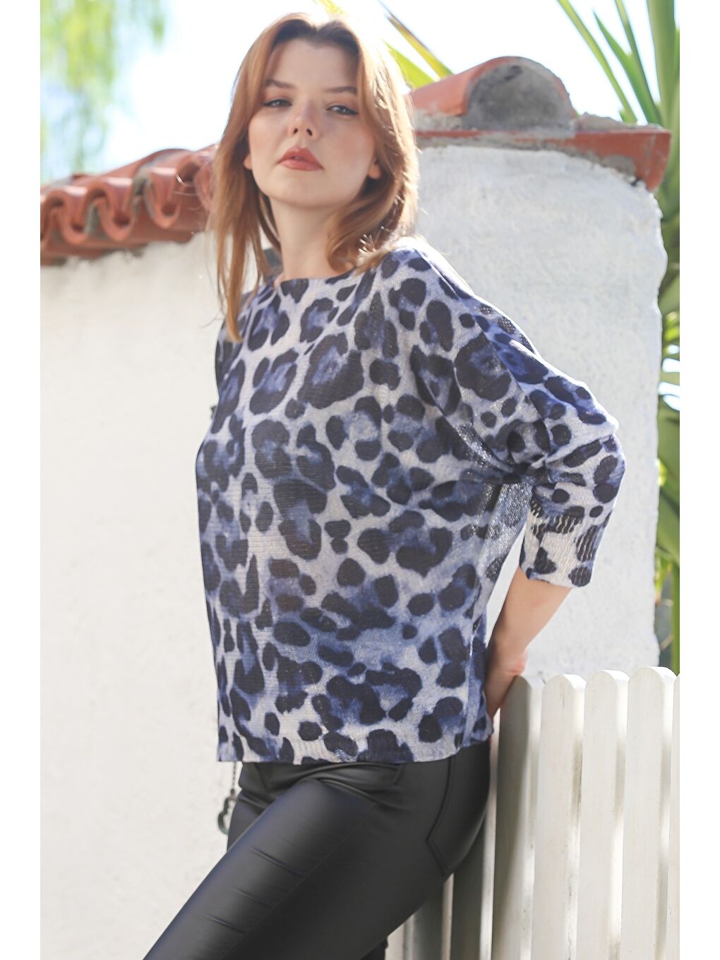 İtalyan Jean Mavisi Kayık Yaka Yarasa Kol Leopar Desenli Sim Baskılı Casual Triko Bluz 65 70-4
