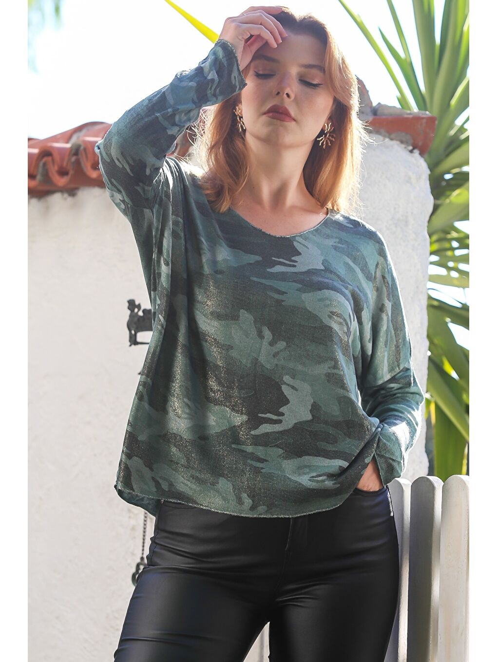 İtalyan Yeşil V Yaka Uzun Kol Kamuflaj İnce Yaka Ve Etek Ucu Lurex İpli Casual Triko Bluz 68 65-1