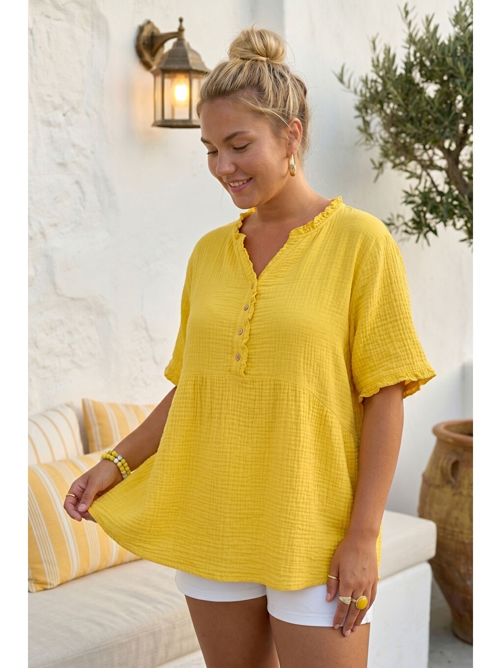 Sarı V Yaka Kısa Kol Düğmeli Yaka Ve Kolucu Fırfırlı Casual Müslin Oversize Dokuma Bluz 77 70-2