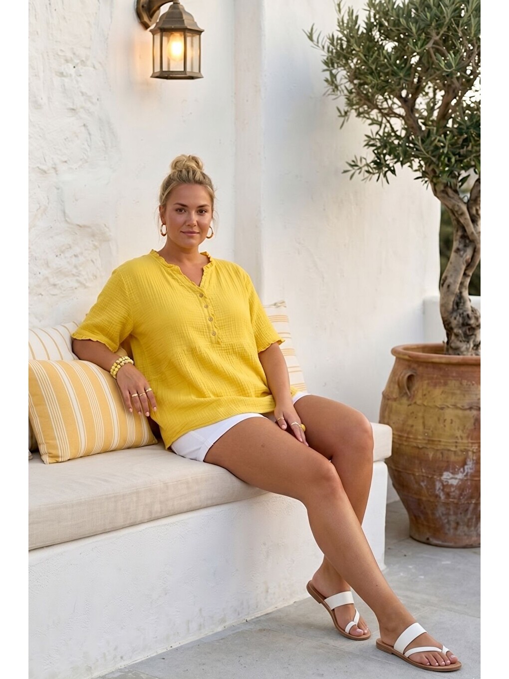 Sarı V Yaka Kısa Kol Düğmeli Yaka Ve Kolucu Fırfırlı Casual Müslin Oversize Dokuma Bluz 77 70-4