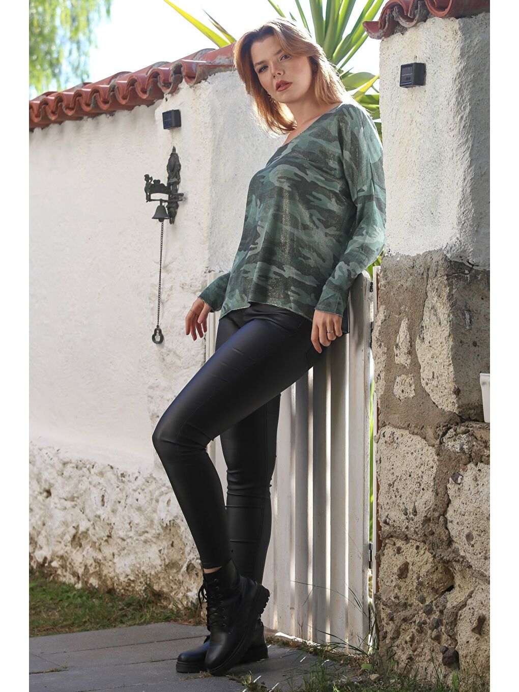 İtalyan Yeşil V Yaka Uzun Kol Kamuflaj İnce Yaka Ve Etek Ucu Lurex İpli Casual Triko Bluz 68 65-6