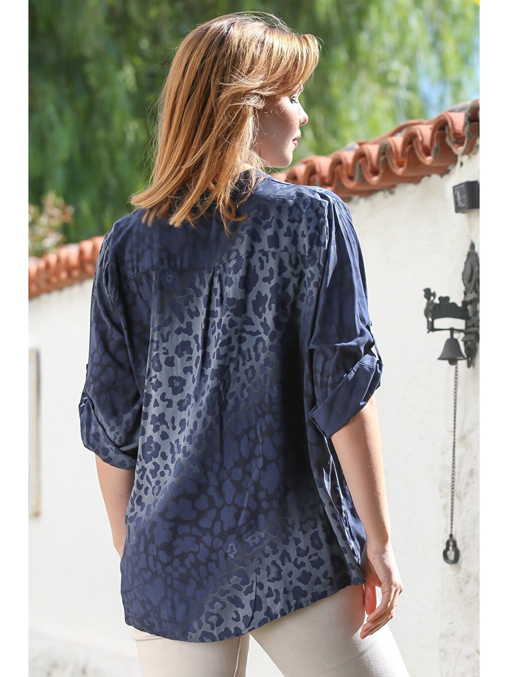 İtalyan Lacivert Hakim Yaka Düğmeli Uzun Kollu Leopar Desenli Cepli Arkası Uzun Dokuma Bluz 72 65-5