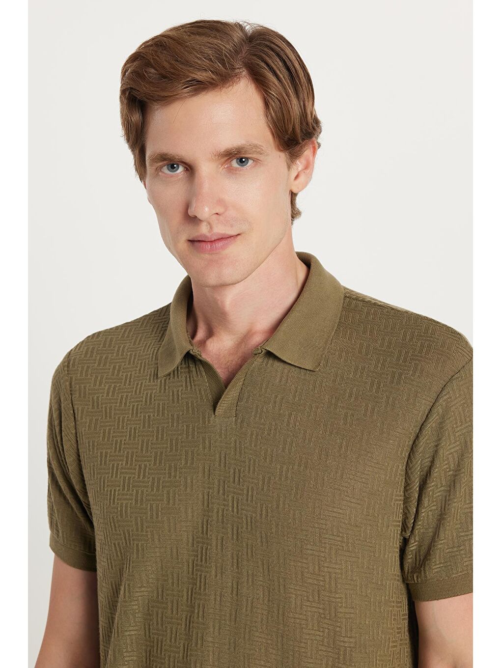 Erkek Slim Fit Dar Kesim Viskon Kumaş Desenli Düz Pike Düğmesiz Haki Polo Yaka Tişört-1