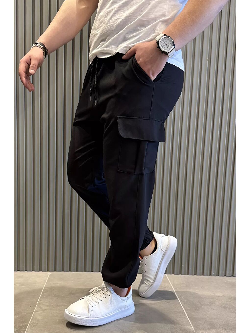 Siyah Bel Bağlamalı Kargo Cepli Erkek Jogger Yürüyüş Pantolonu-1