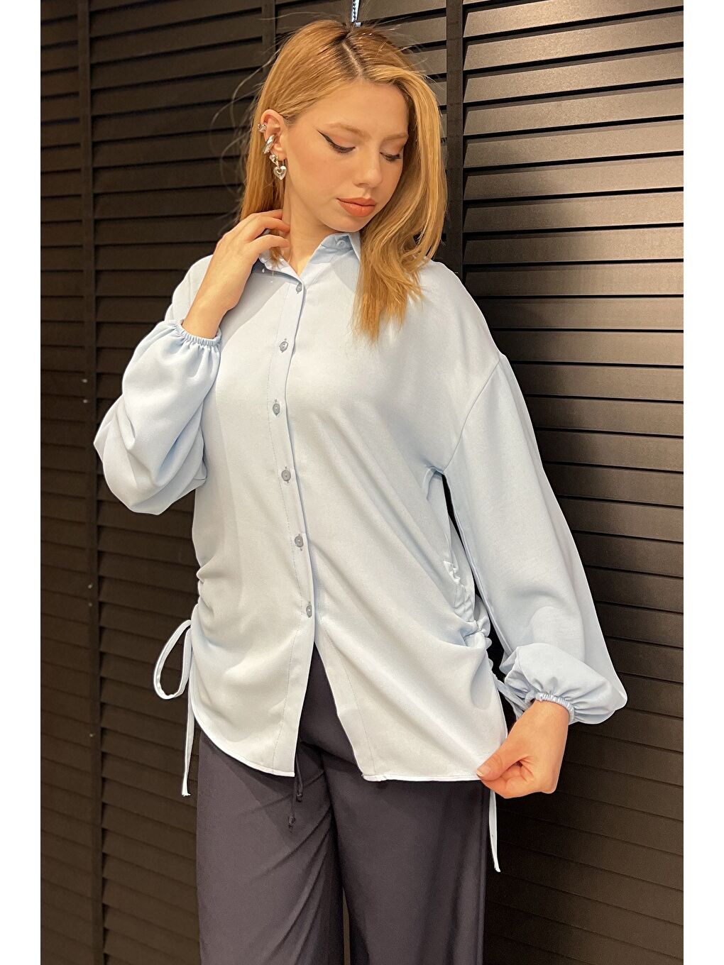 Mavi Yan Büzgülü Bağcıklı Kadın Gömlek-1