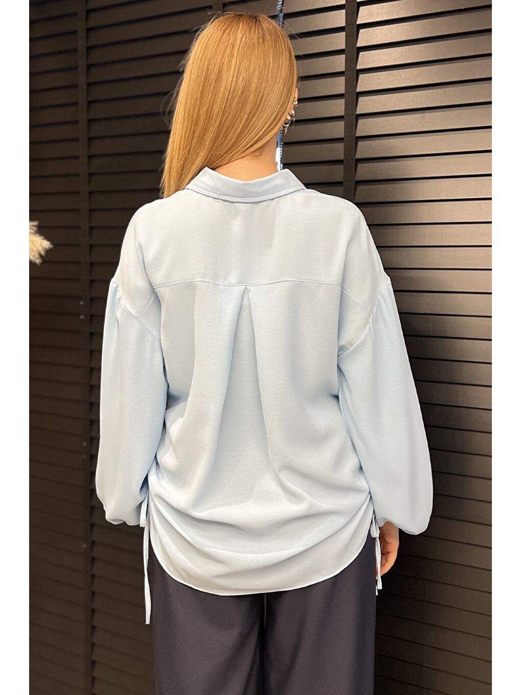 Mavi Yan Büzgülü Bağcıklı Kadın Gömlek-2