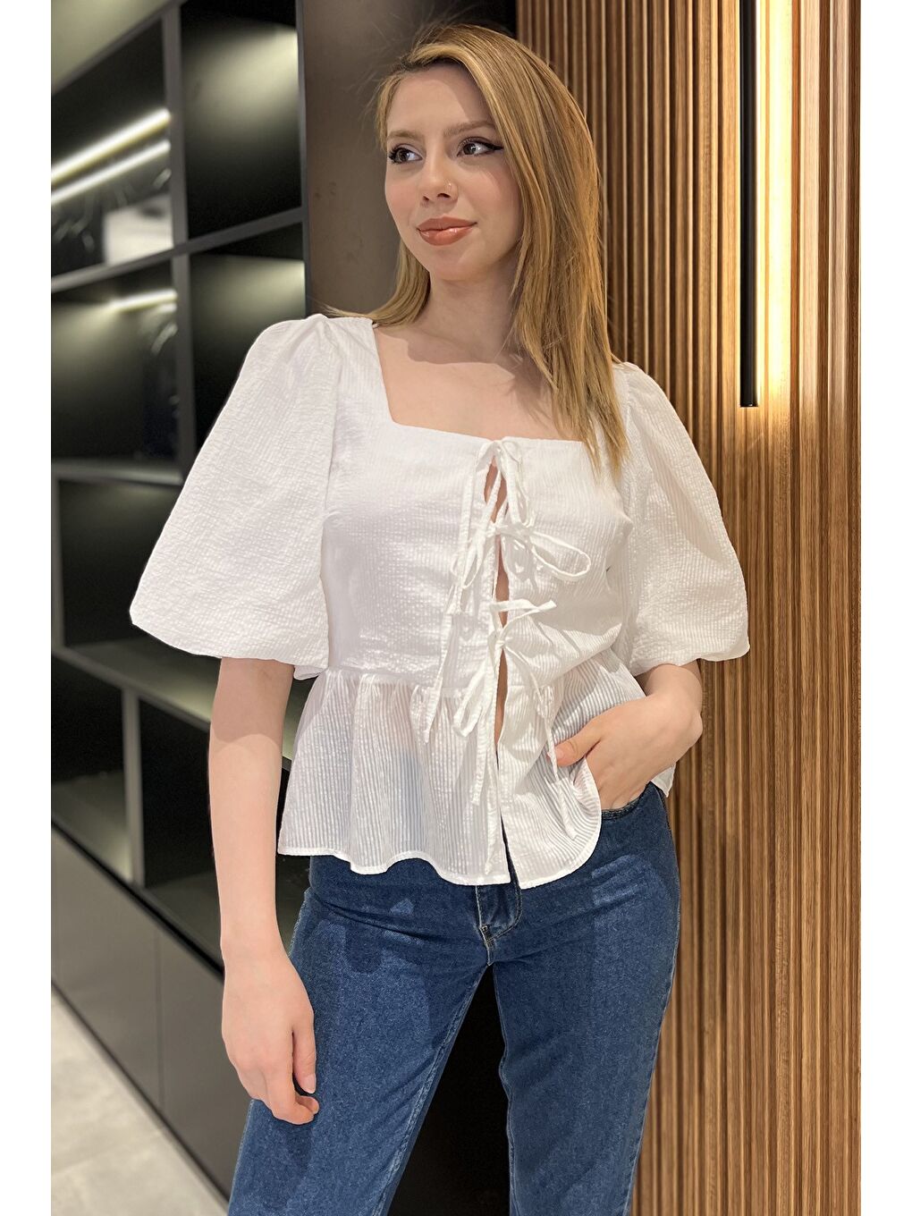 Ekru Kare Yaka Ön Bağlamalı Kadın Bluz