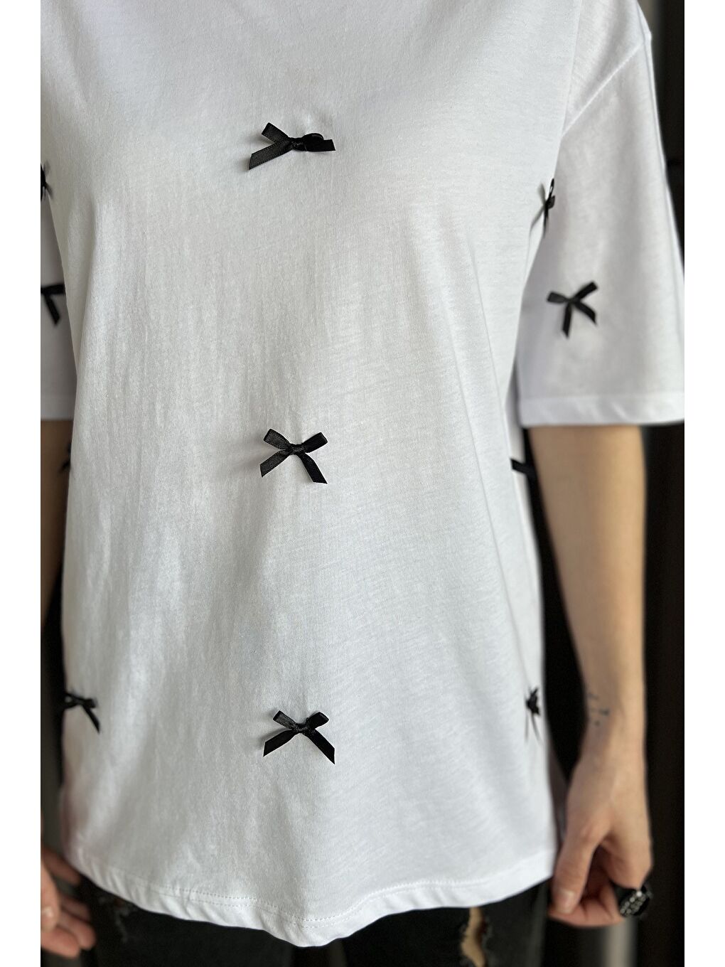 Beyaz Kadın Bisiklet Yaka Fiyonklu Tişört-3