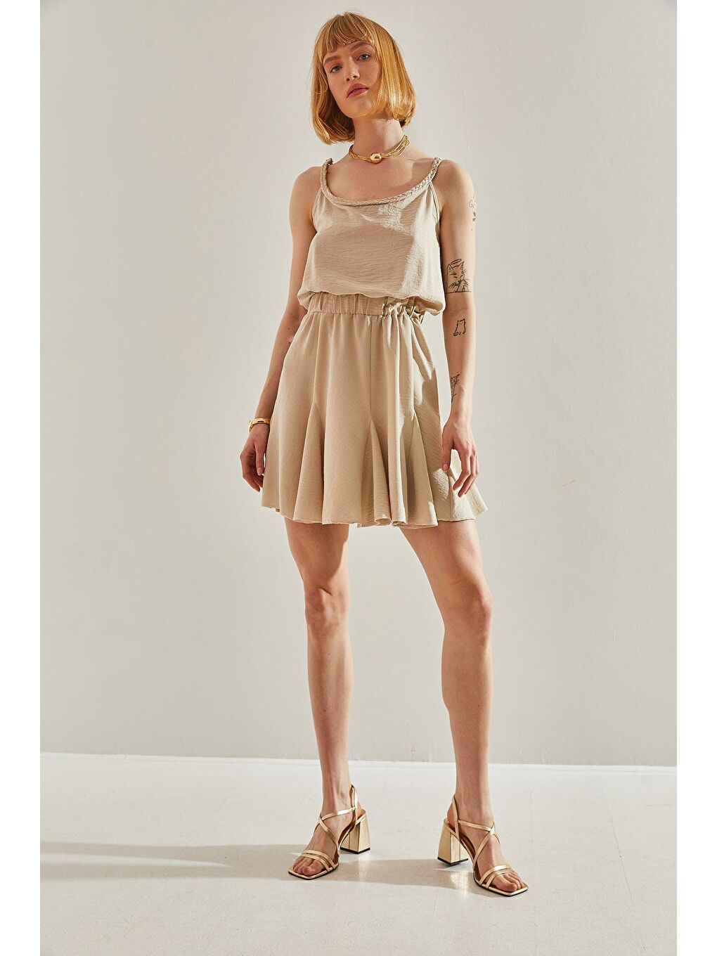 Bej Kadın Yakası Örgü Detaylı Etek Ucu Volanlı Askılı Elbise-1