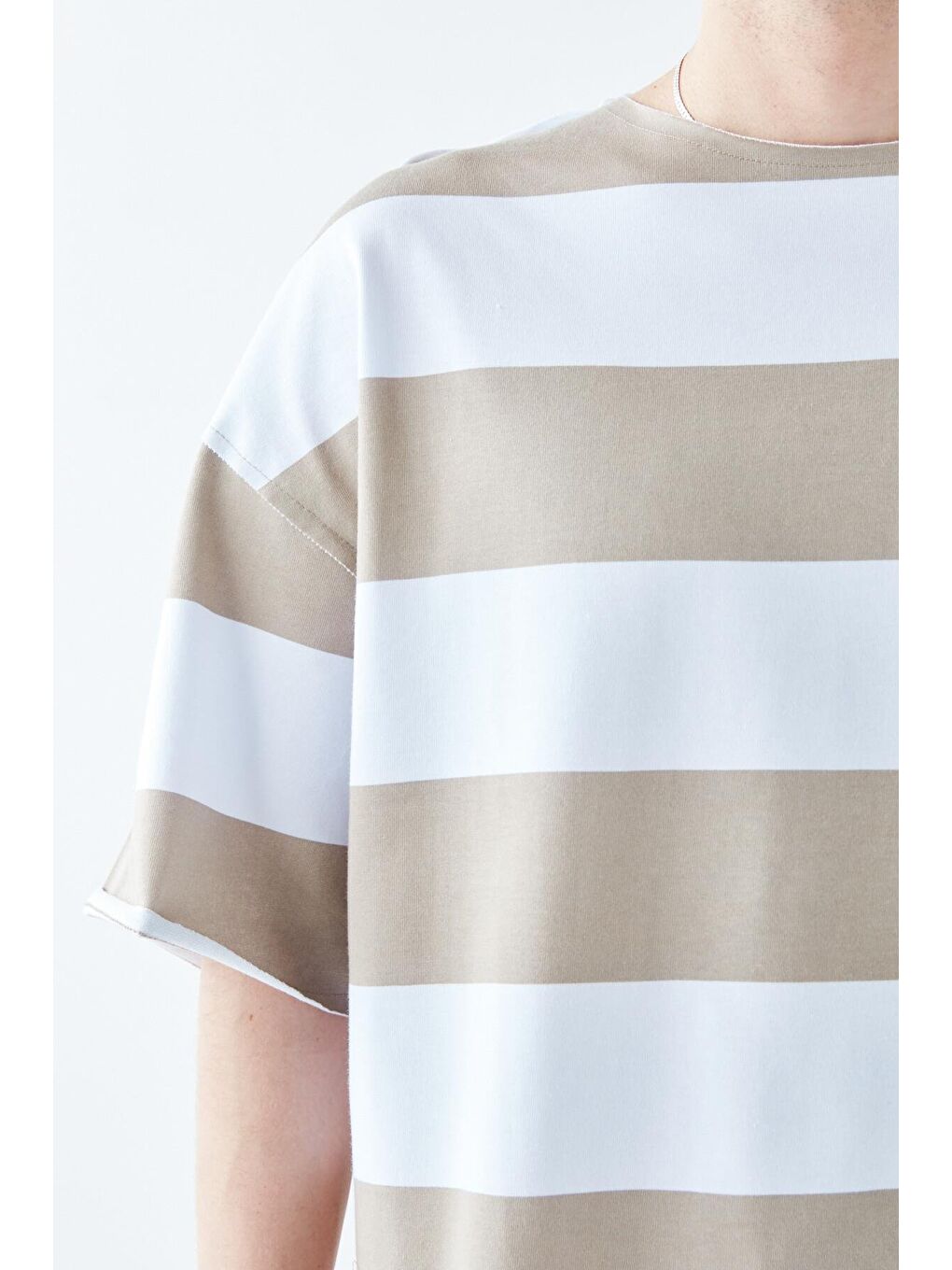 Bej Dijital Baskılı Şeritli %100 Pamuk Oversize Tişört Vizon-3