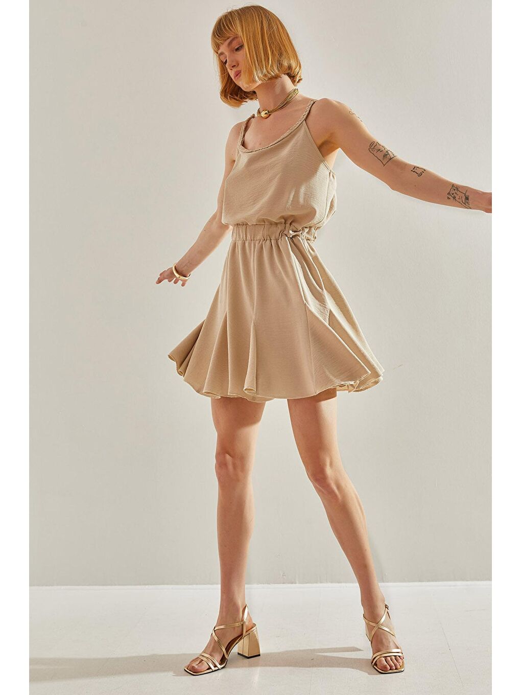 Bej Kadın Yakası Örgü Detaylı Etek Ucu Volanlı Askılı Elbise-2