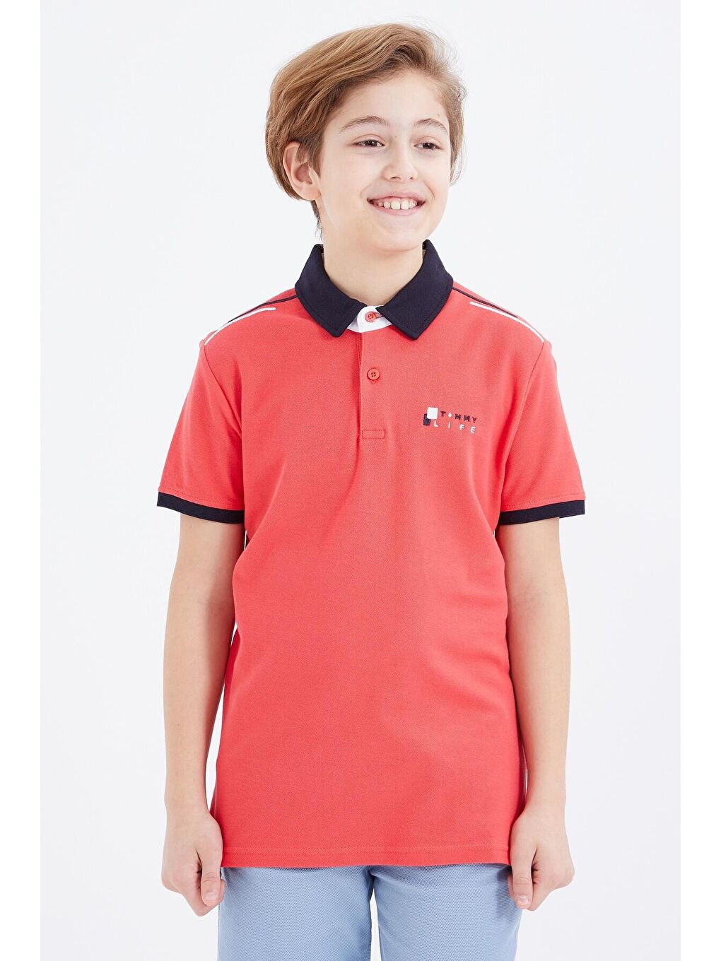 TOMMYLIFE Kırmızı Coral Yazı Nakışlı Kısa Kollu Polo Yaka Erkek Çocuk T-Shirt  - 10896