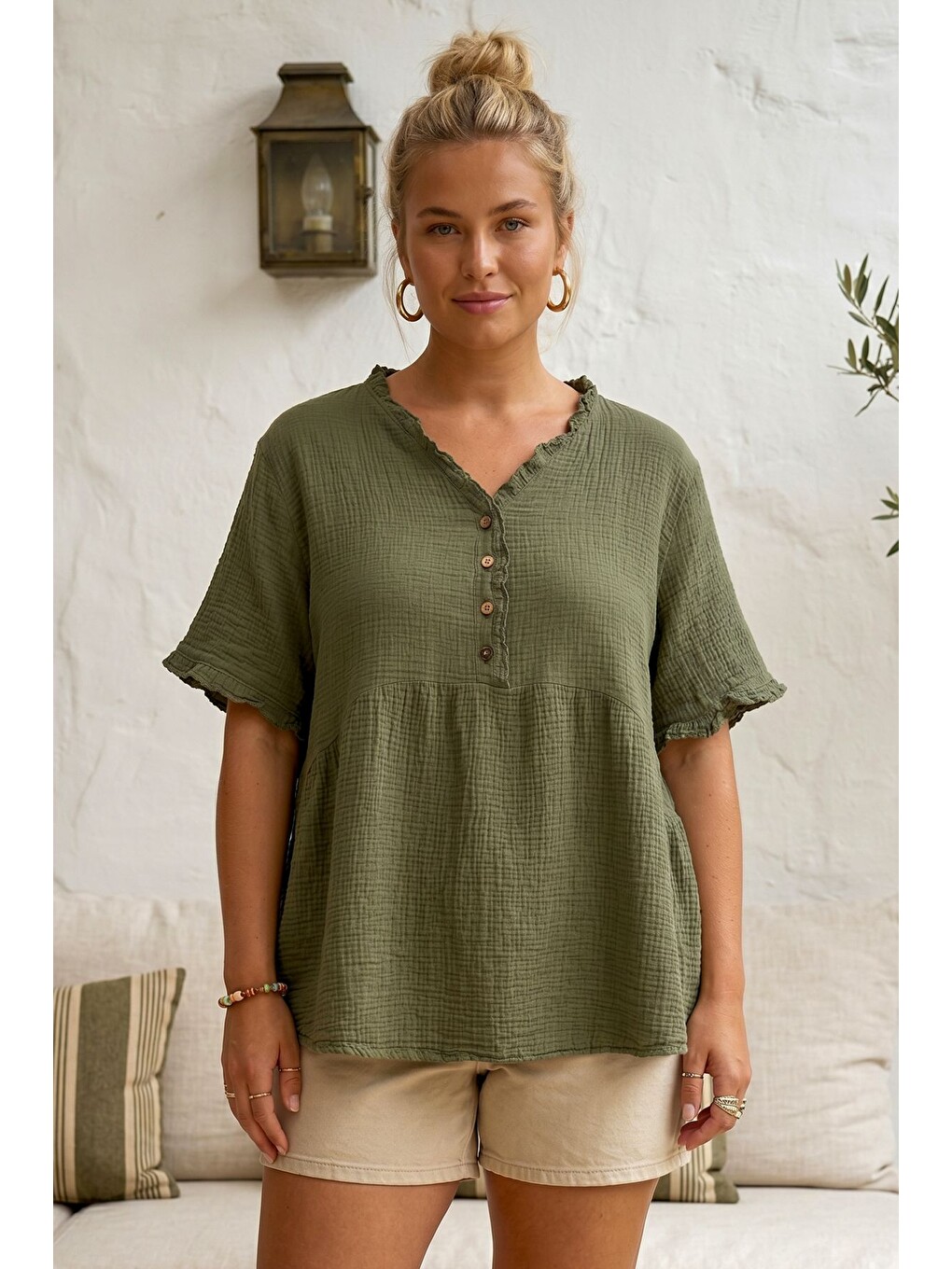 Haki V Yaka Kısa Kol Düğmeli Yaka Ve Kolucu Fırfırlı Casual Müslin Oversize Dokuma Bluz 77 70