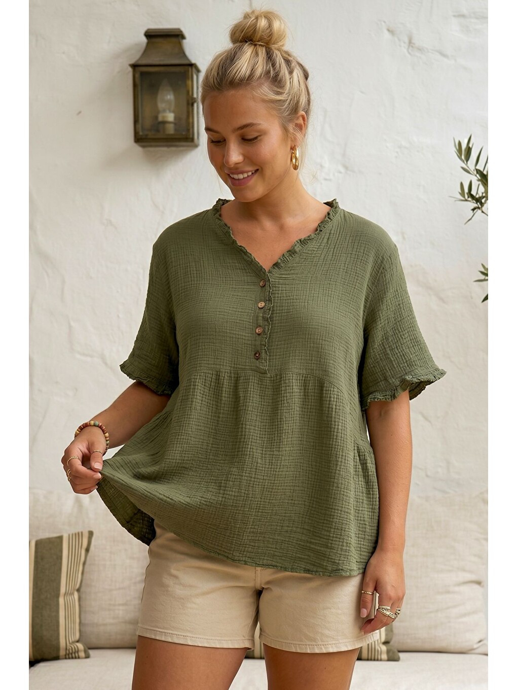 Haki V Yaka Kısa Kol Düğmeli Yaka Ve Kolucu Fırfırlı Casual Müslin Oversize Dokuma Bluz 77 70-1