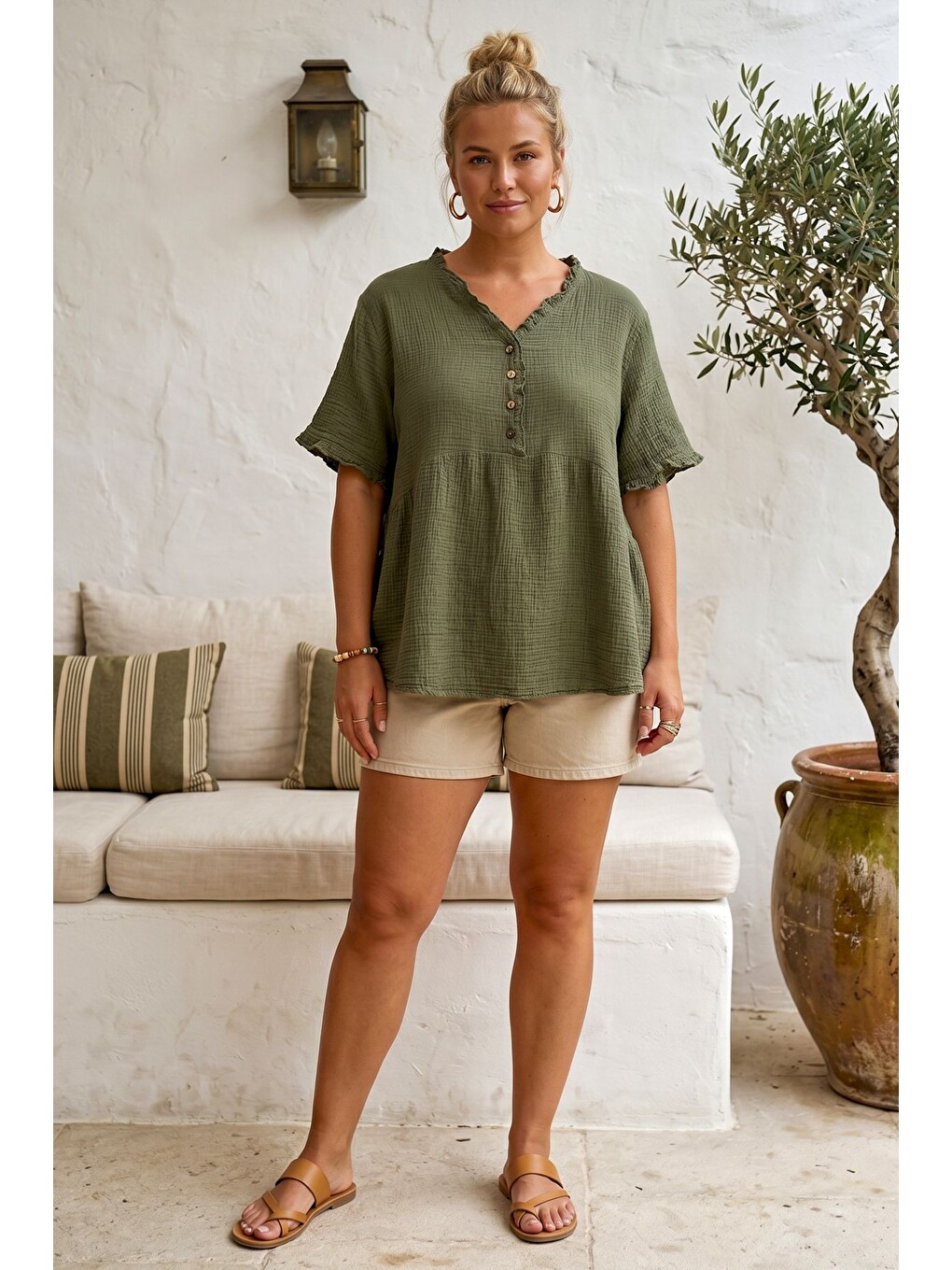 Haki V Yaka Kısa Kol Düğmeli Yaka Ve Kolucu Fırfırlı Casual Müslin Oversize Dokuma Bluz 77 70-2