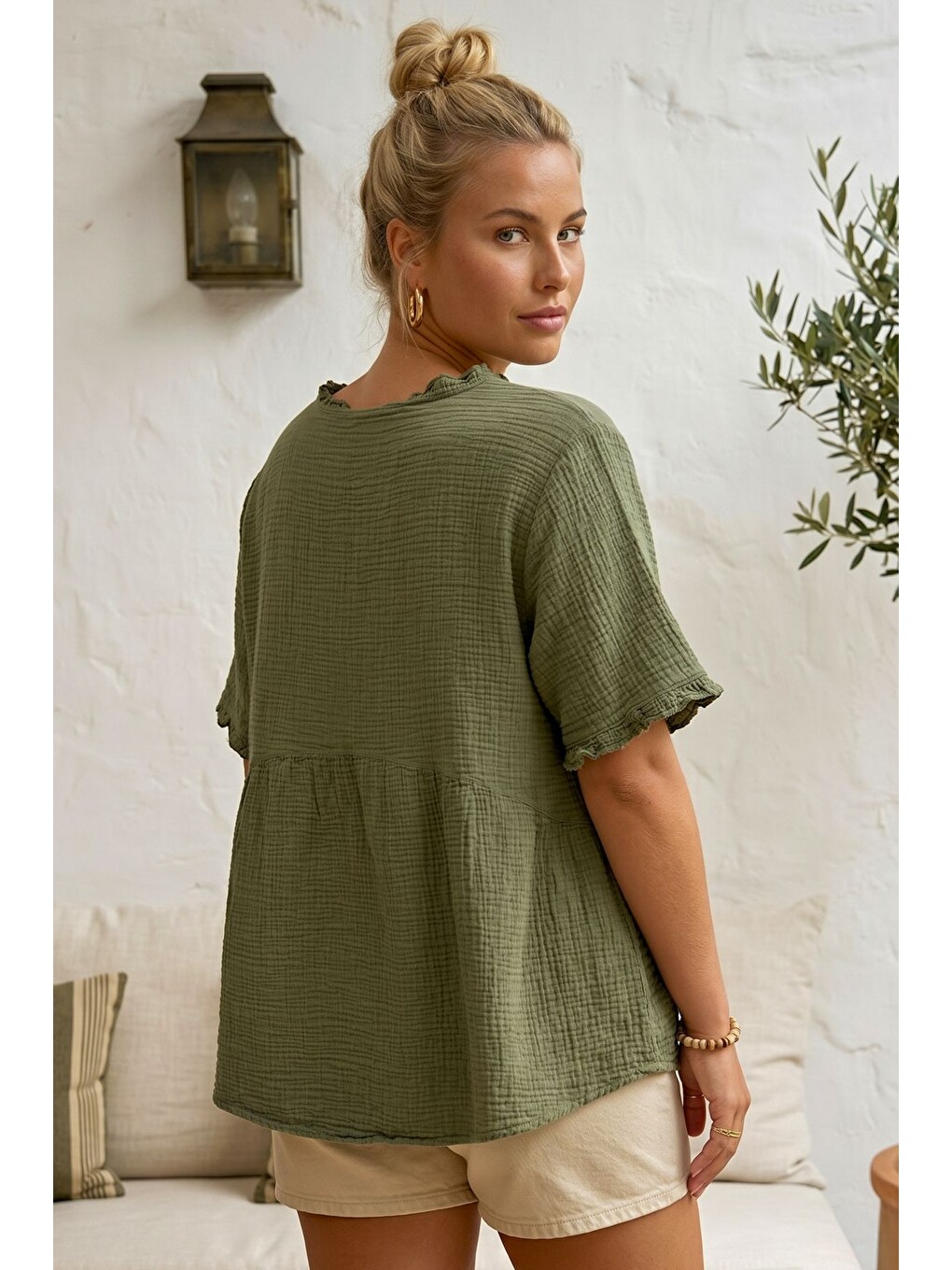 Haki V Yaka Kısa Kol Düğmeli Yaka Ve Kolucu Fırfırlı Casual Müslin Oversize Dokuma Bluz 77 70-3