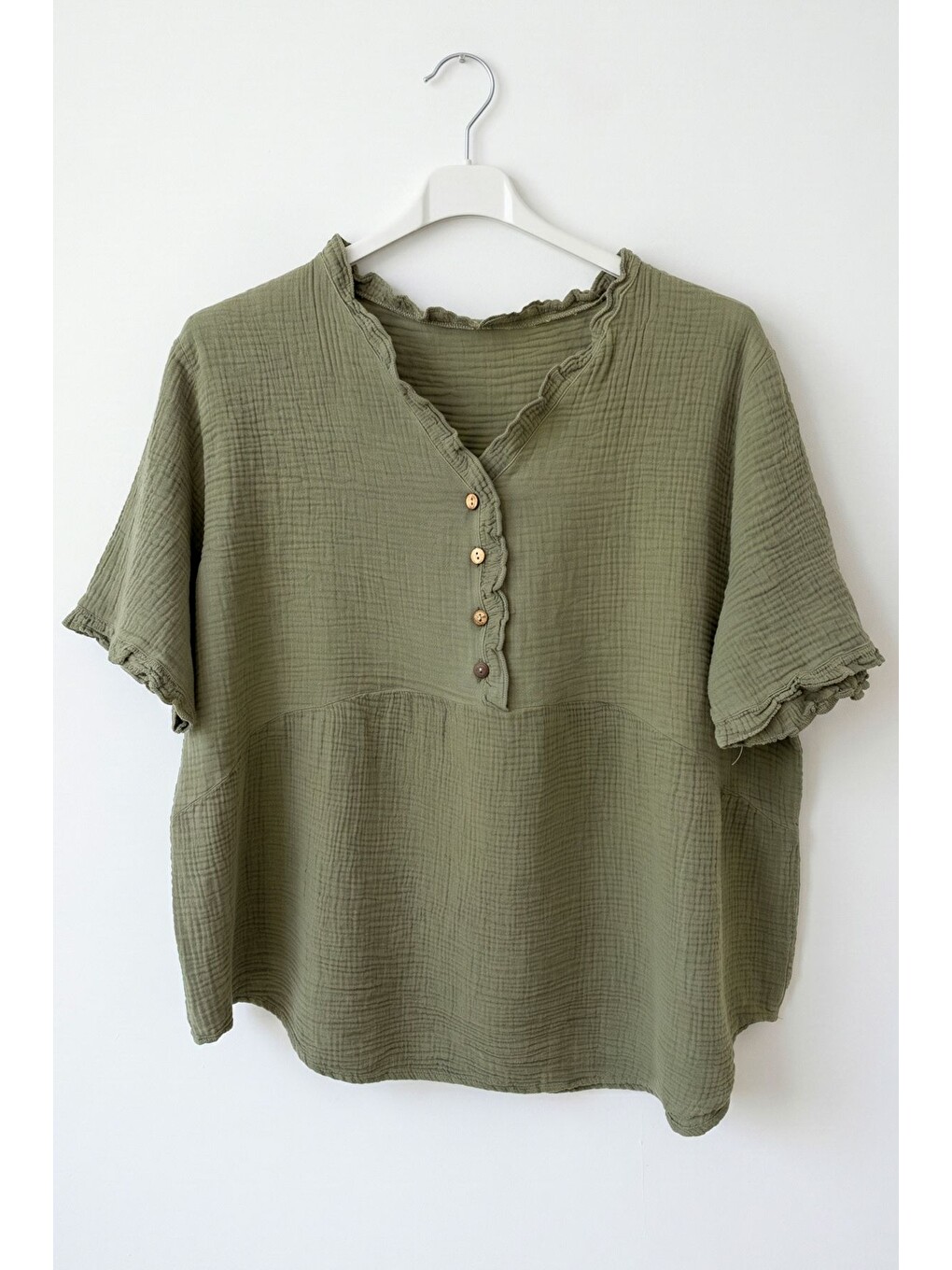 Haki V Yaka Kısa Kol Düğmeli Yaka Ve Kolucu Fırfırlı Casual Müslin Oversize Dokuma Bluz 77 70-4