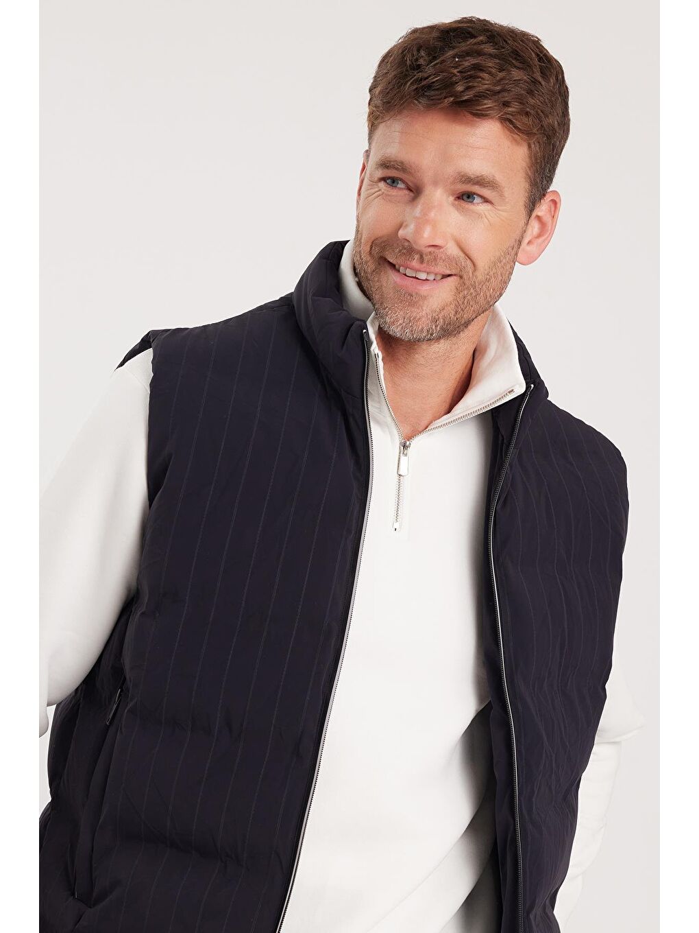 Erkek Standart Fit Normal Kesim Sıfır Kol Çift Cepli Fermuarlı Sıcak Tutan Şişme Lacivert Yelek-1