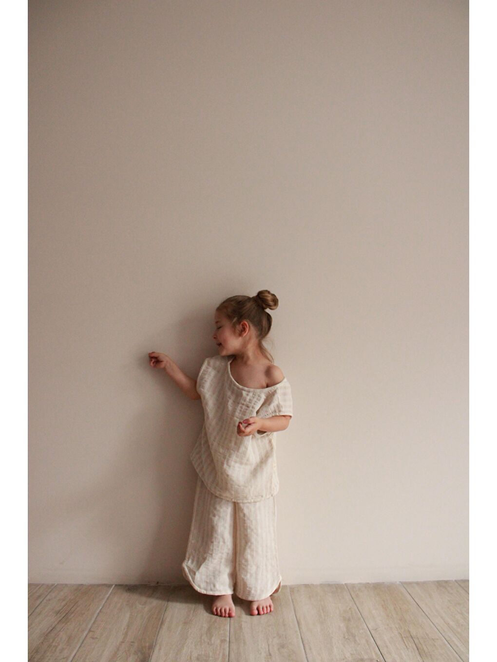 Bej Çizgili Sırt Detaylı Müslin Takım