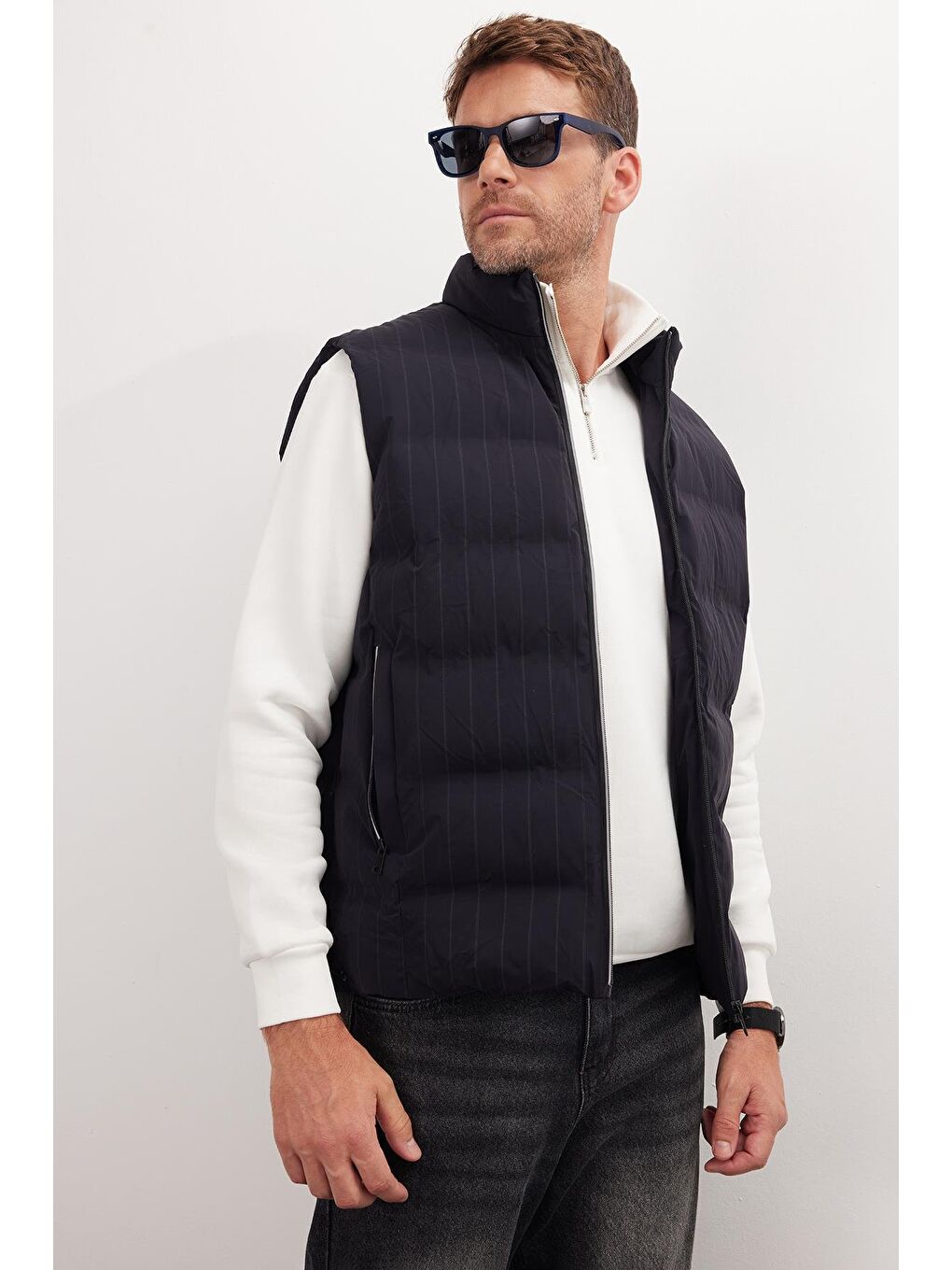 Erkek Standart Fit Normal Kesim Sıfır Kol Çift Cepli Fermuarlı Sıcak Tutan Şişme Lacivert Yelek-4