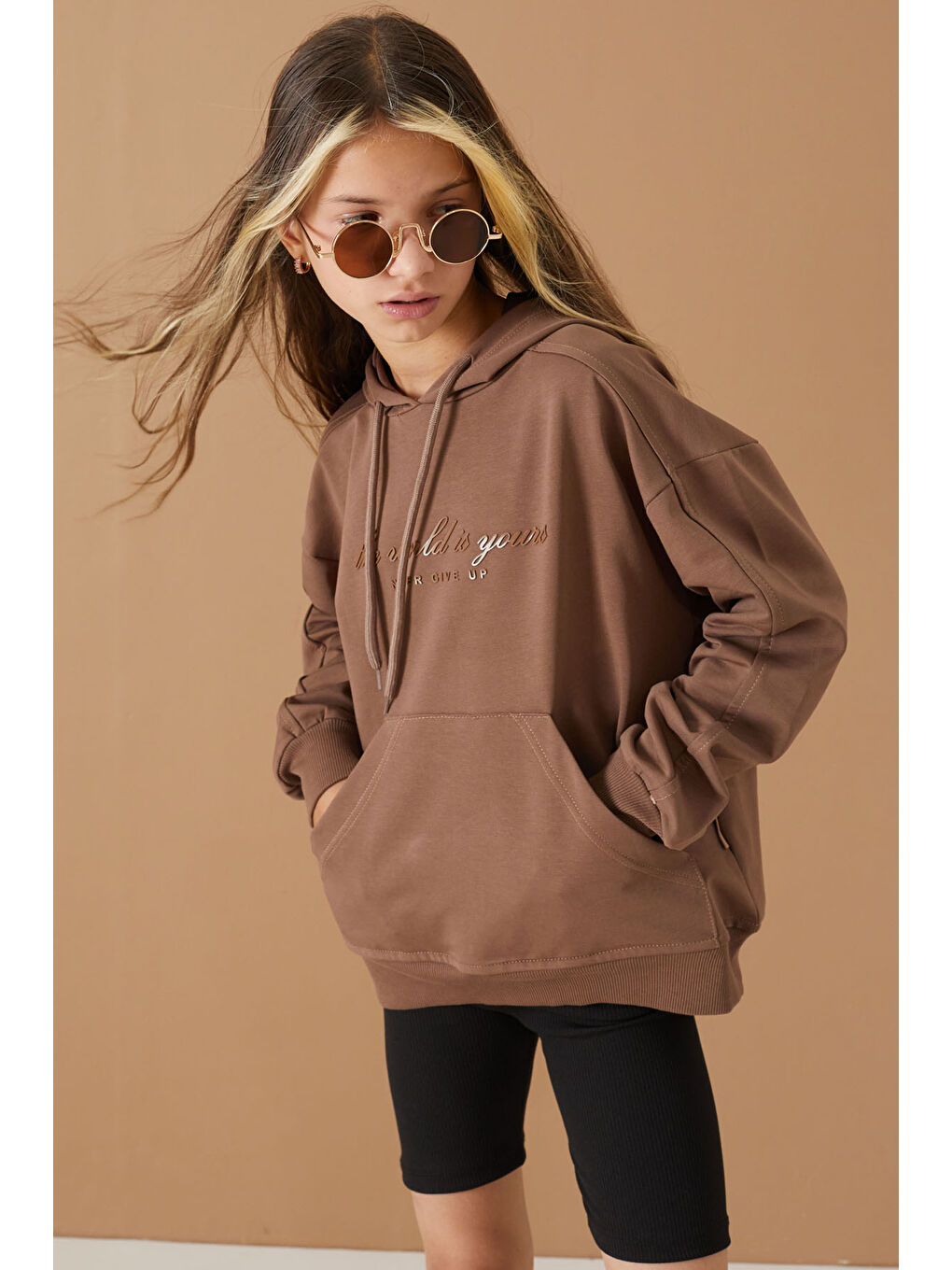 Cansın Mini Kahverengi Göğüs Yazılı Kanguru Cepli Kapüşonlu Kız Çocuk Sweatshirt 19338 - 1