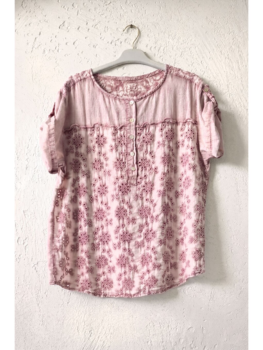 Pembe Yuvarlak Yaka Kısa Kol Düğmeli Brodeli Omuzları Pul Payetli Casual Pamuklu Dokuma Bluz 63 62-1