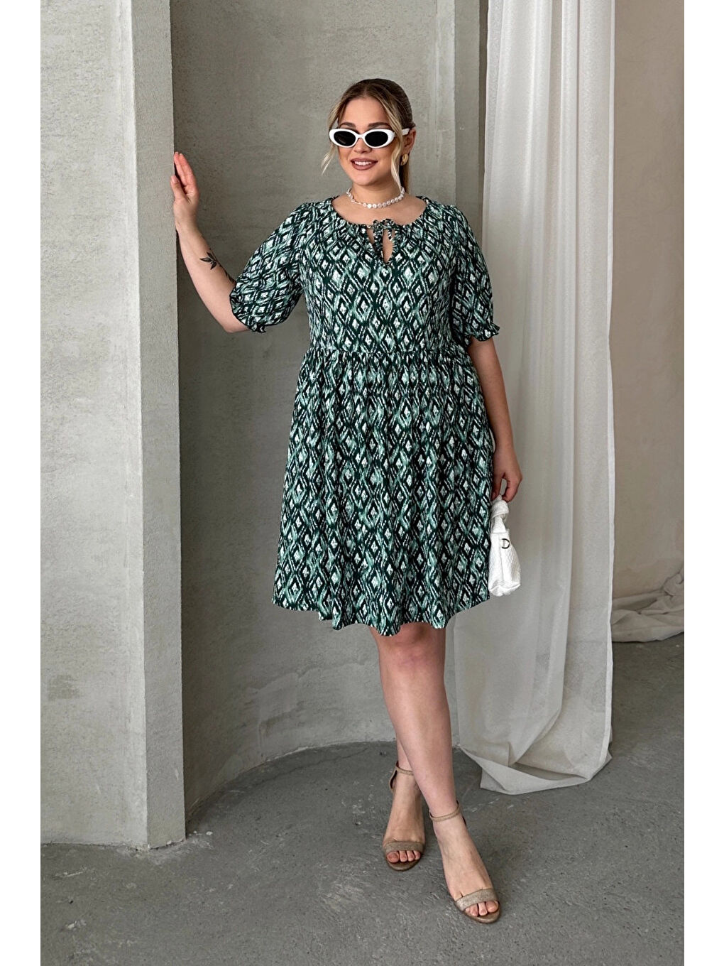 Yeşil Büyük Beden Önü Bağlamalı Yarım Kollu Desenli Mini Elbise 101-8-3