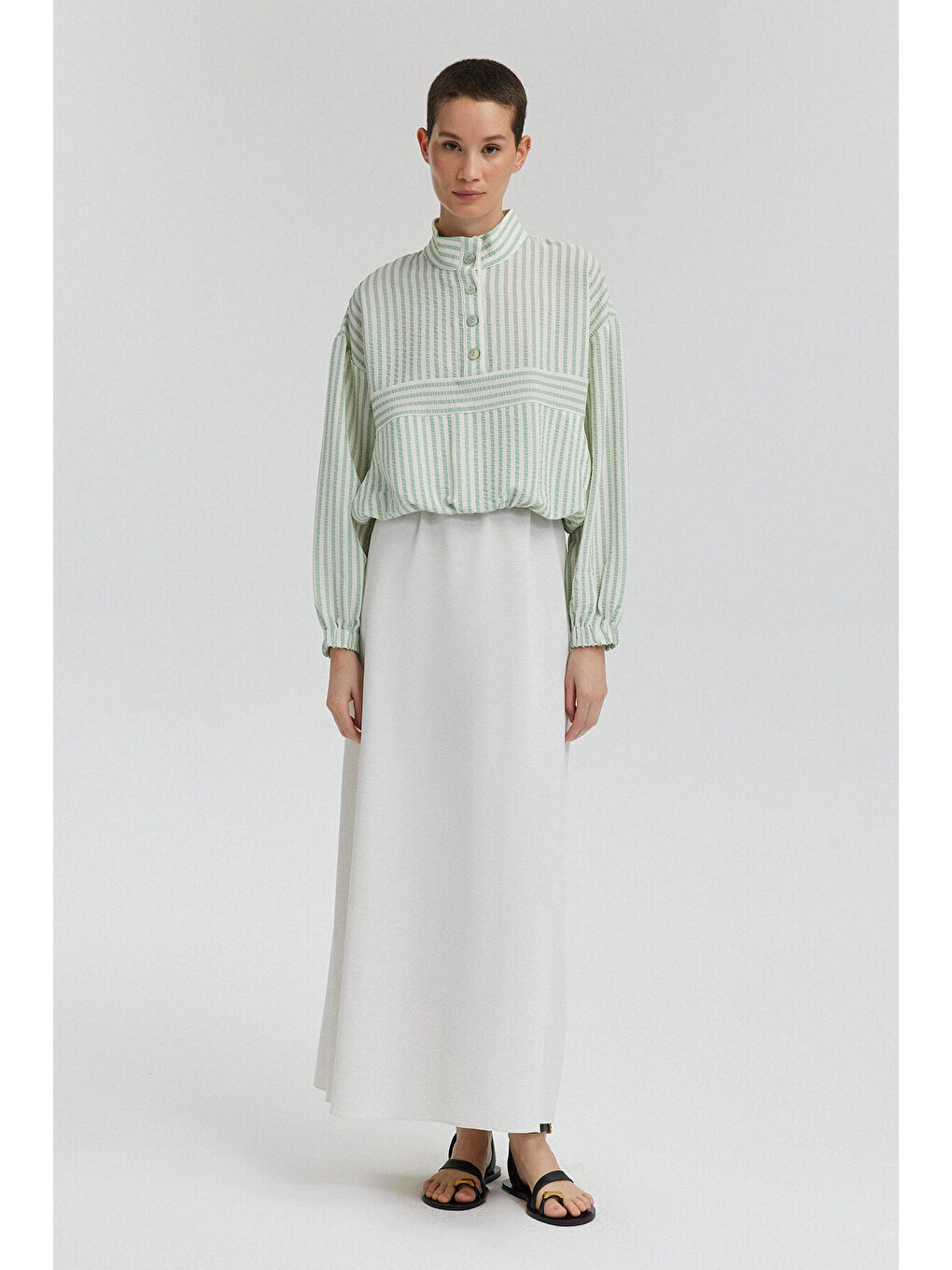 Yeşil Düğme Detaylı Dik Yaka Bluz