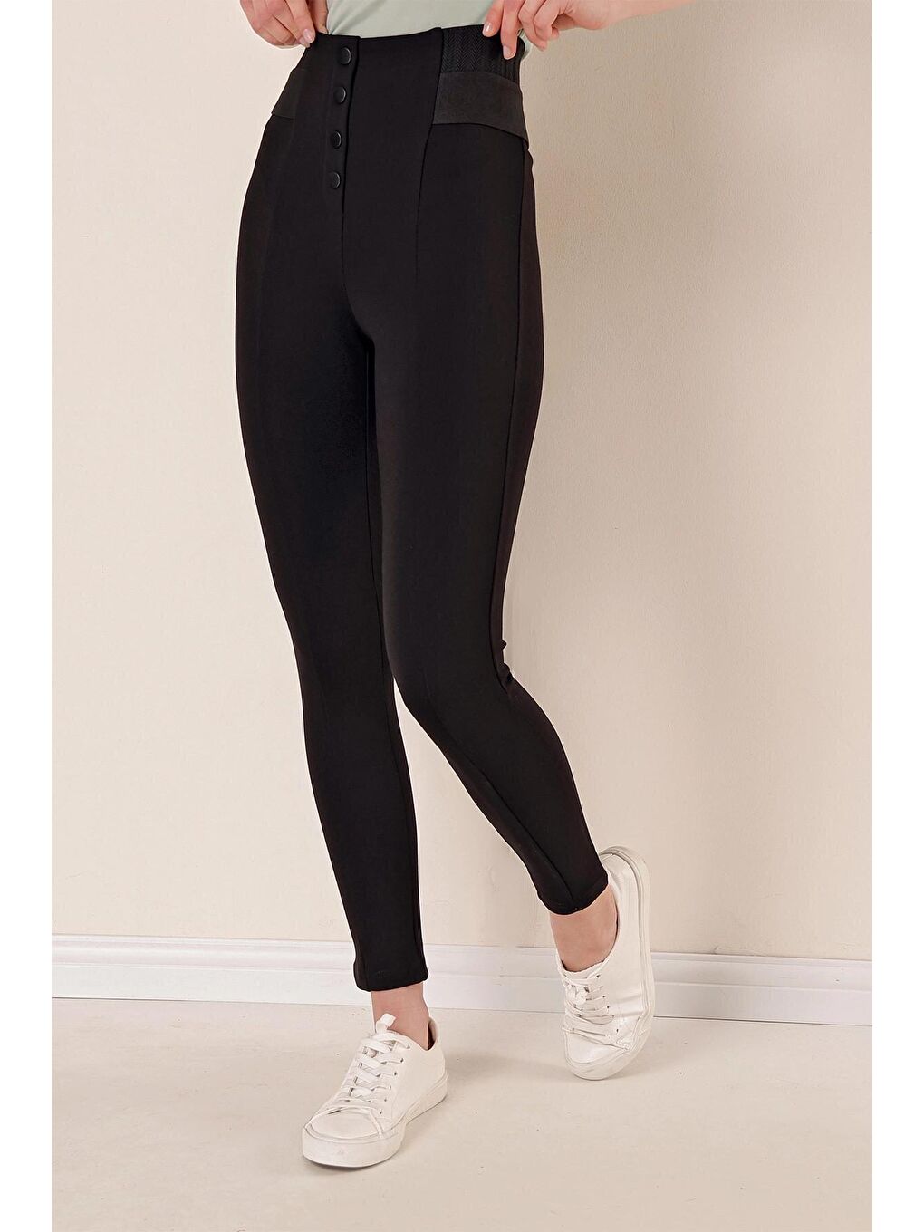 Siyah Önü Düğmeli Kemer Detaylı Dikişli Çelik Örme Toparlayıcı Tayt