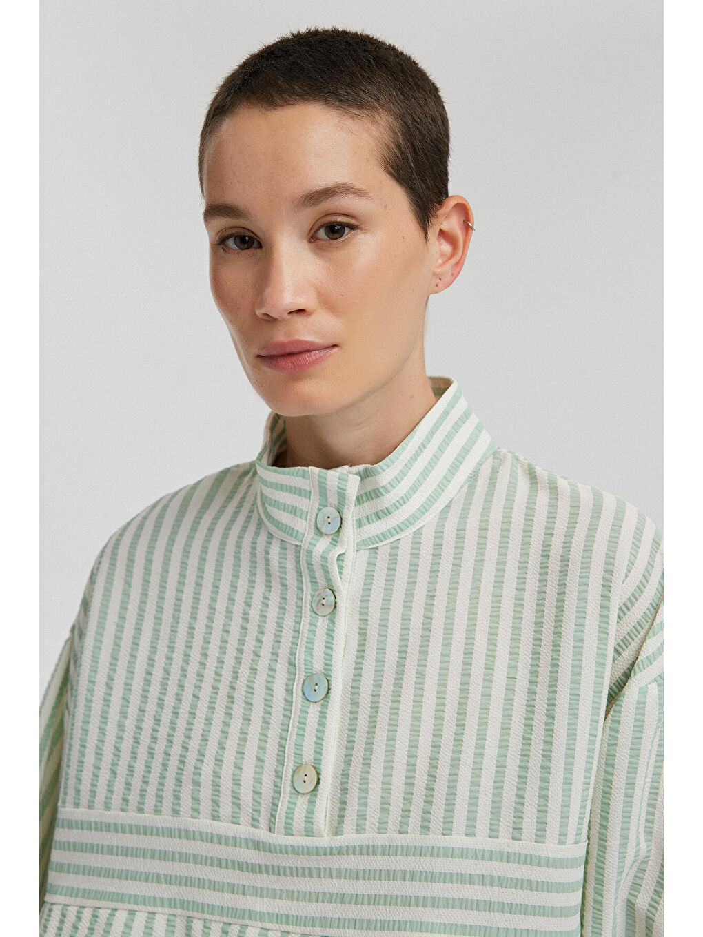 Yeşil Düğme Detaylı Dik Yaka Bluz-3