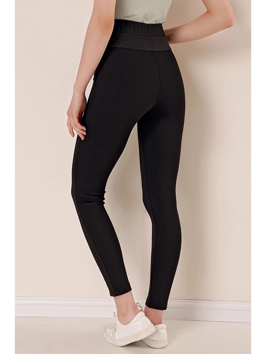 Siyah Önü Düğmeli Kemer Detaylı Dikişli Çelik Örme Toparlayıcı Tayt-4