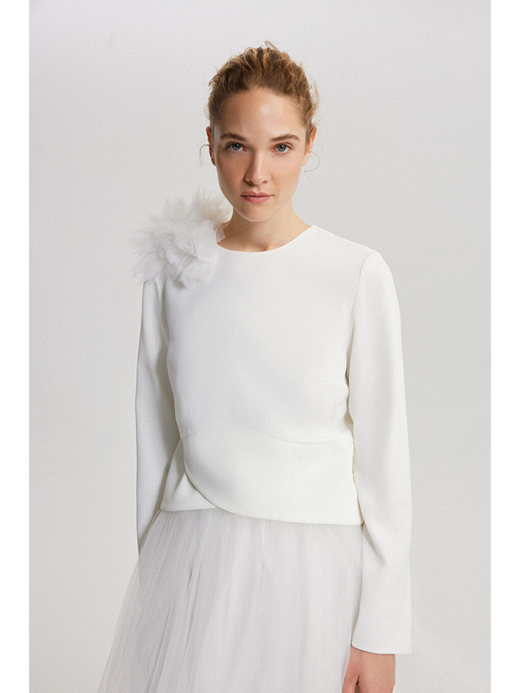 Beyaz Tül Garnili Volanlı Bluz