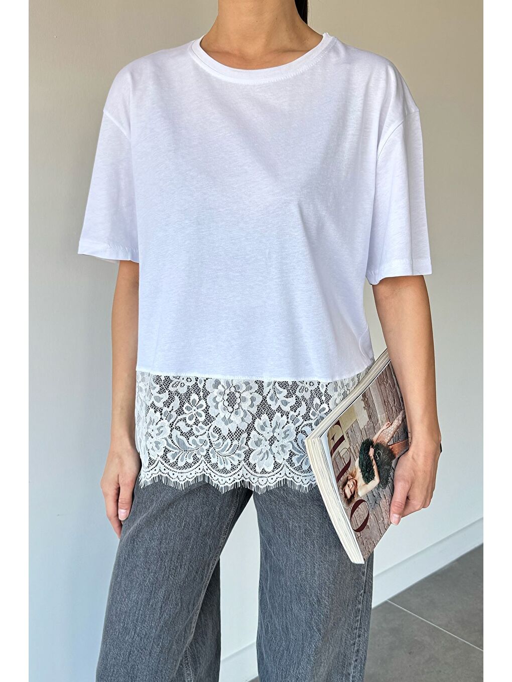 Beyaz Kadın Dantel Detaylı Tişört-1