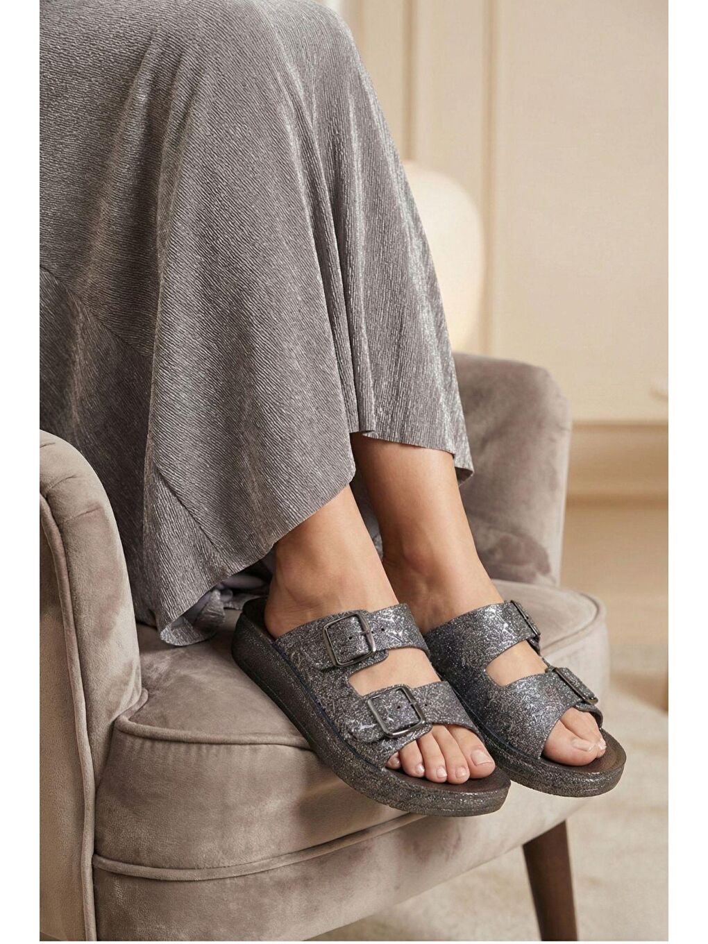 Gri Lotu Kadın Işıltılı Çift Tokalı Anatomik Tabanlı Günlük Terlik - Simli-1