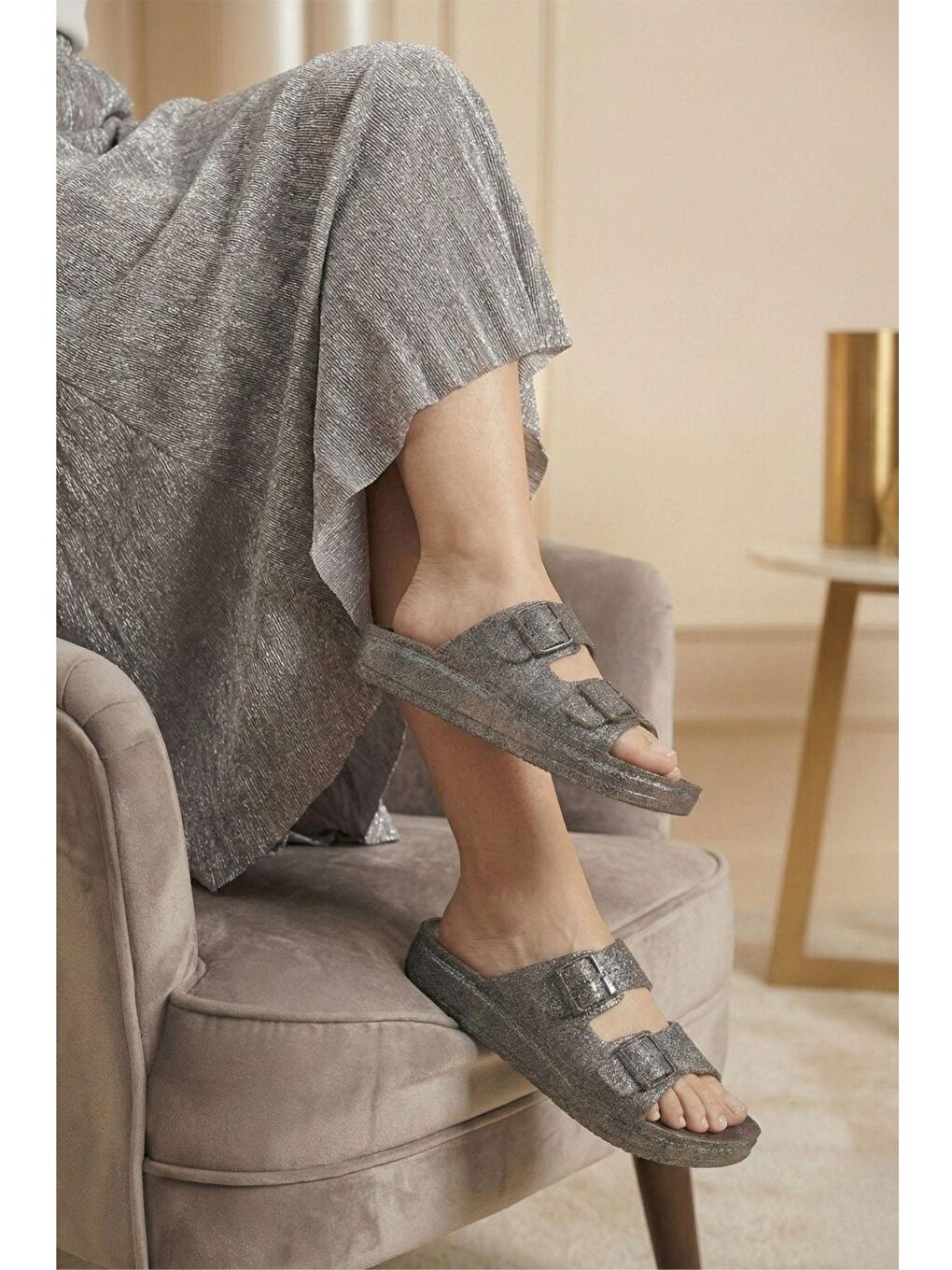 Gri Lotu Kadın Işıltılı Çift Tokalı Anatomik Tabanlı Günlük Terlik - Simli-2
